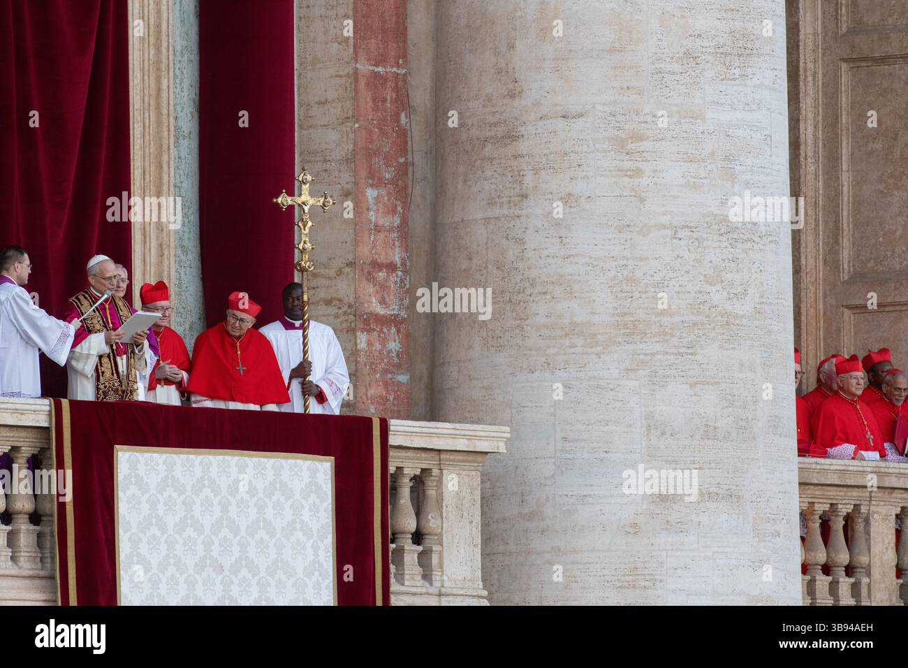 Nouvellement élu Pape Léon XIV, Papa Leone 14, Robert Francis Prevost sur le balcon de la basilique Pierre. Cité du Vatican 08/05/2025. Photo de Rocco Pettini Banque D'Images Nouvellement élu Pape Léon XIV, Papa Leone 14, Robert Francis Prevost sur le balcon de la basilique Pierre. Cité du Vatican 08/05/2025. Photo de Rocco Pettini Banque D'Images