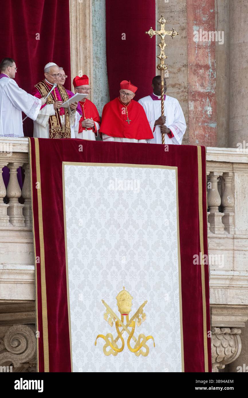 Nouvellement élu Pape Léon XIV, Papa Leone 14, Robert Francis Prevost sur le balcon de la basilique Pierre. Cité du Vatican 08/05/2025. Photo de Rocco Pettini Banque D'Images Nouvellement élu Pape Léon XIV, Papa Leone 14, Robert Francis Prevost sur le balcon de la basilique Pierre. Cité du Vatican 08/05/2025. Photo de Rocco Pettini Banque D'Images