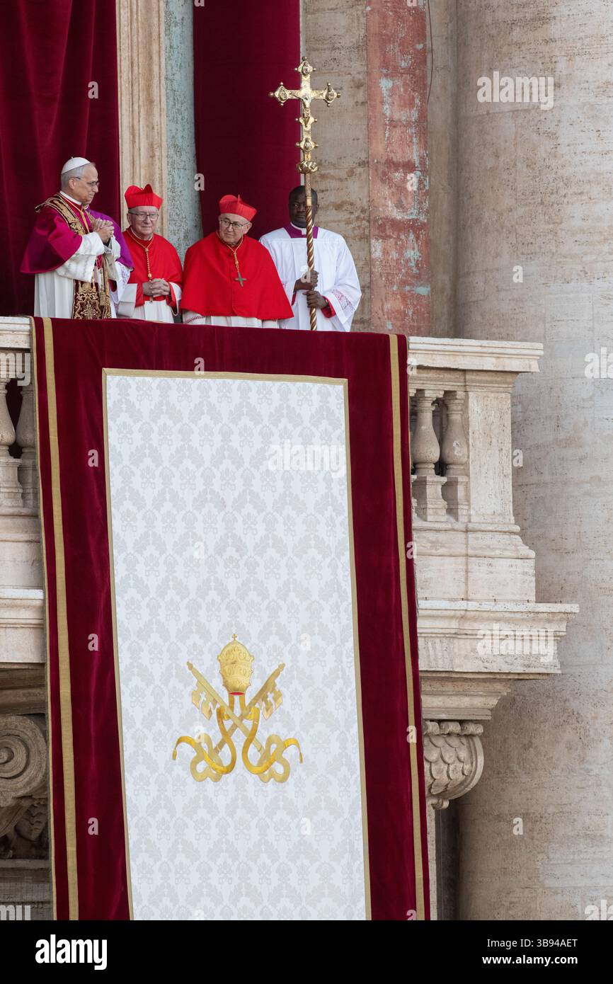 Nouvellement élu Pape Léon XIV, Papa Leone 14, Robert Francis Prevost sur le balcon de la basilique Pierre. Cité du Vatican 08/05/2025. Photo de Rocco Pettini Banque D'Images Nouvellement élu Pape Léon XIV, Papa Leone 14, Robert Francis Prevost sur le balcon de la basilique Pierre. Cité du Vatican 08/05/2025. Photo de Rocco Pettini Banque D'Images