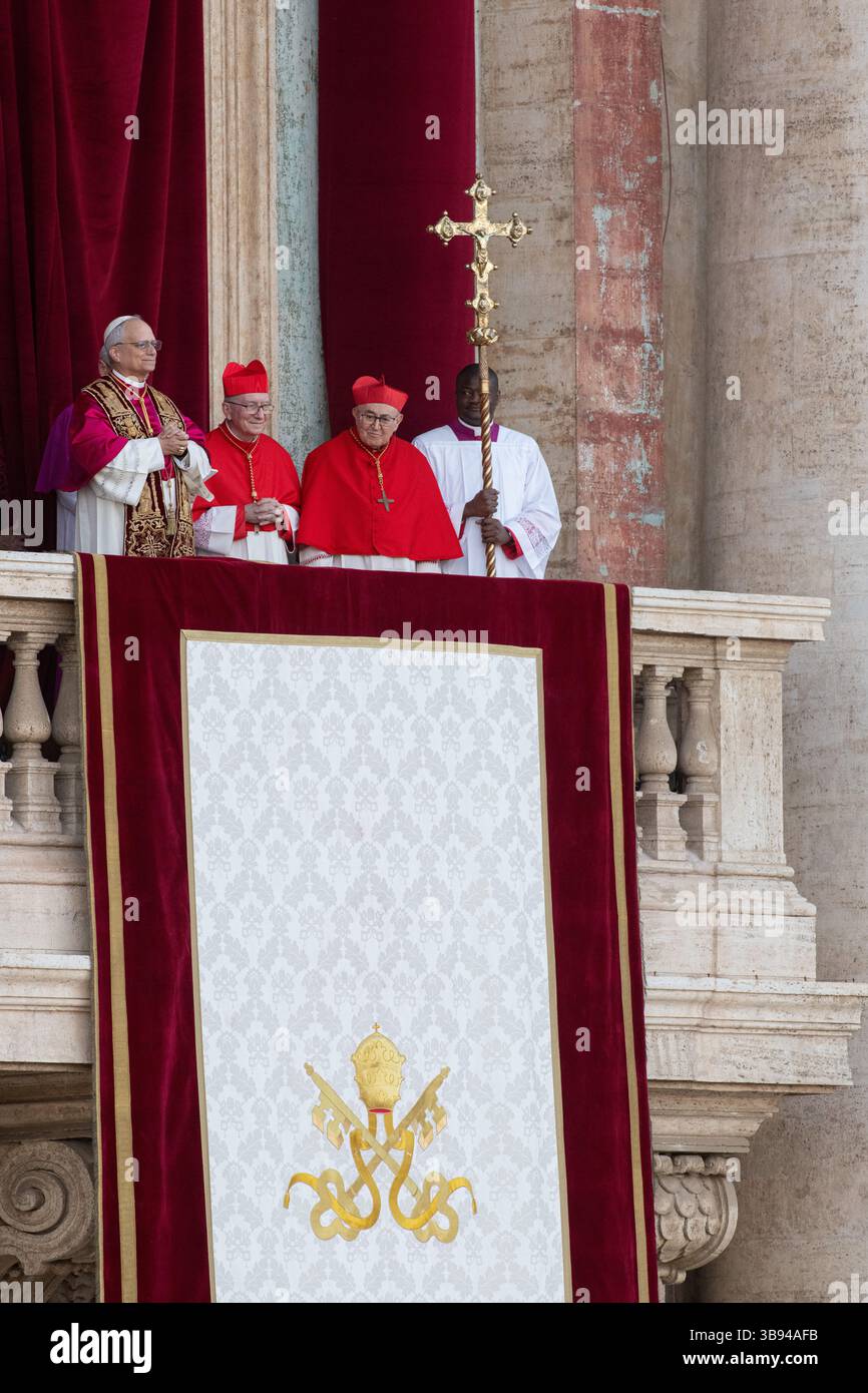 Nouvellement élu Pape Léon XIV, Papa Leone 14, Robert Francis Prevost sur le balcon de la basilique Pierre. Cité du Vatican 08/05/2025. Photo de Rocco Pettini Banque D'Images Nouvellement élu Pape Léon XIV, Papa Leone 14, Robert Francis Prevost sur le balcon de la basilique Pierre. Cité du Vatican 08/05/2025. Photo de Rocco Pettini Banque D'Images