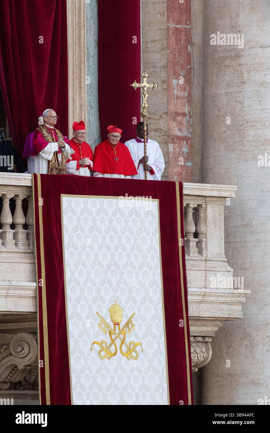 Nouvellement élu Pape Léon XIV, Papa Leone 14, Robert Francis Prevost sur le balcon de la basilique Pierre. Cité du Vatican 08/05/2025. Photo de Rocco Pettini Banque D'Images Nouvellement élu Pape Léon XIV, Papa Leone 14, Robert Francis Prevost sur le balcon de la basilique Pierre. Cité du Vatican 08/05/2025. Photo de Rocco Pettini Banque D'Images