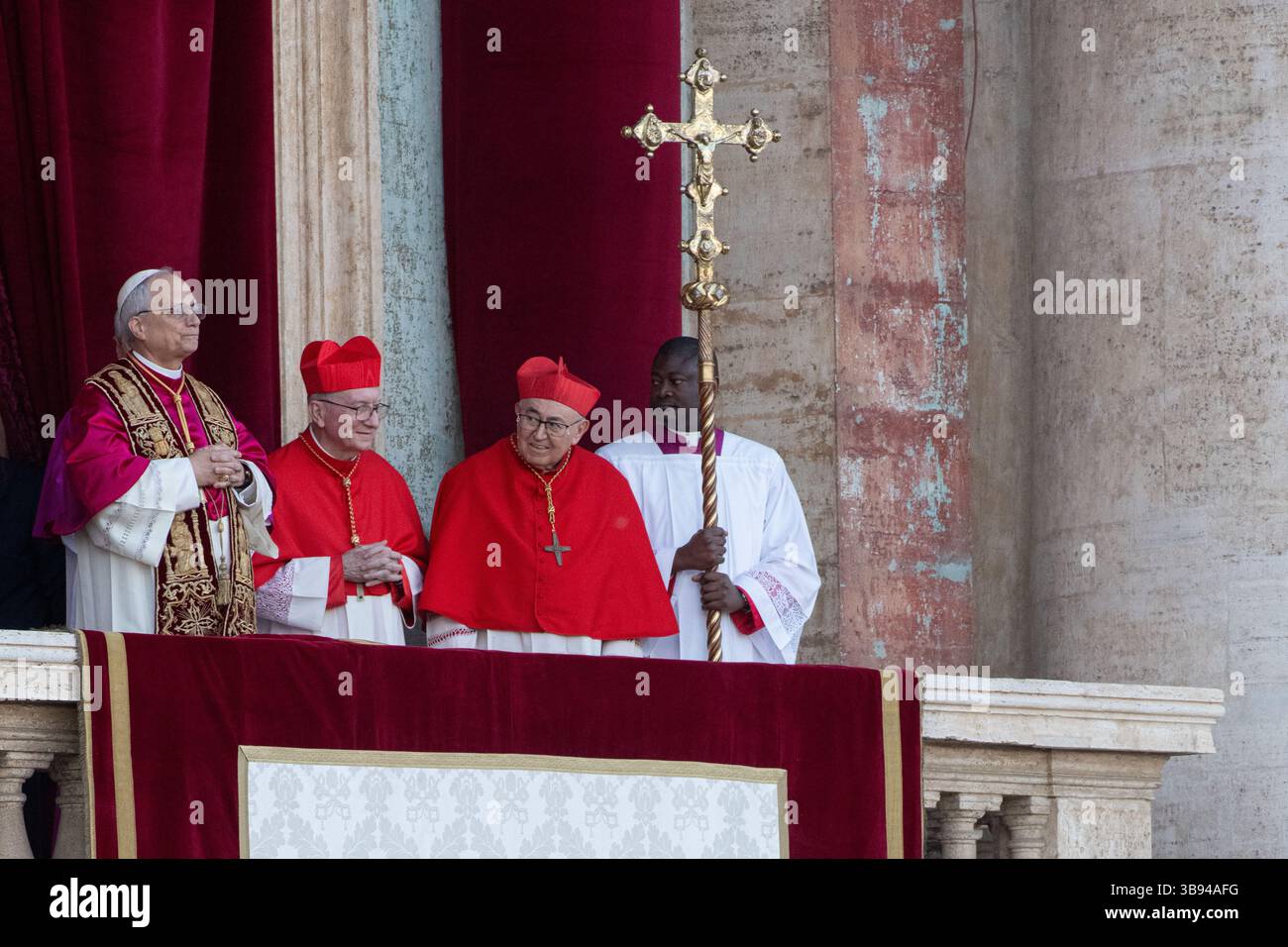 Nouvellement élu Pape Léon XIV, Papa Leone 14, Robert Francis Prevost sur le balcon de la basilique Pierre. Cité du Vatican 08/05/2025. Photo de Rocco Pettini Banque D'Images Nouvellement élu Pape Léon XIV, Papa Leone 14, Robert Francis Prevost sur le balcon de la basilique Pierre. Cité du Vatican 08/05/2025. Photo de Rocco Pettini Banque D'Images