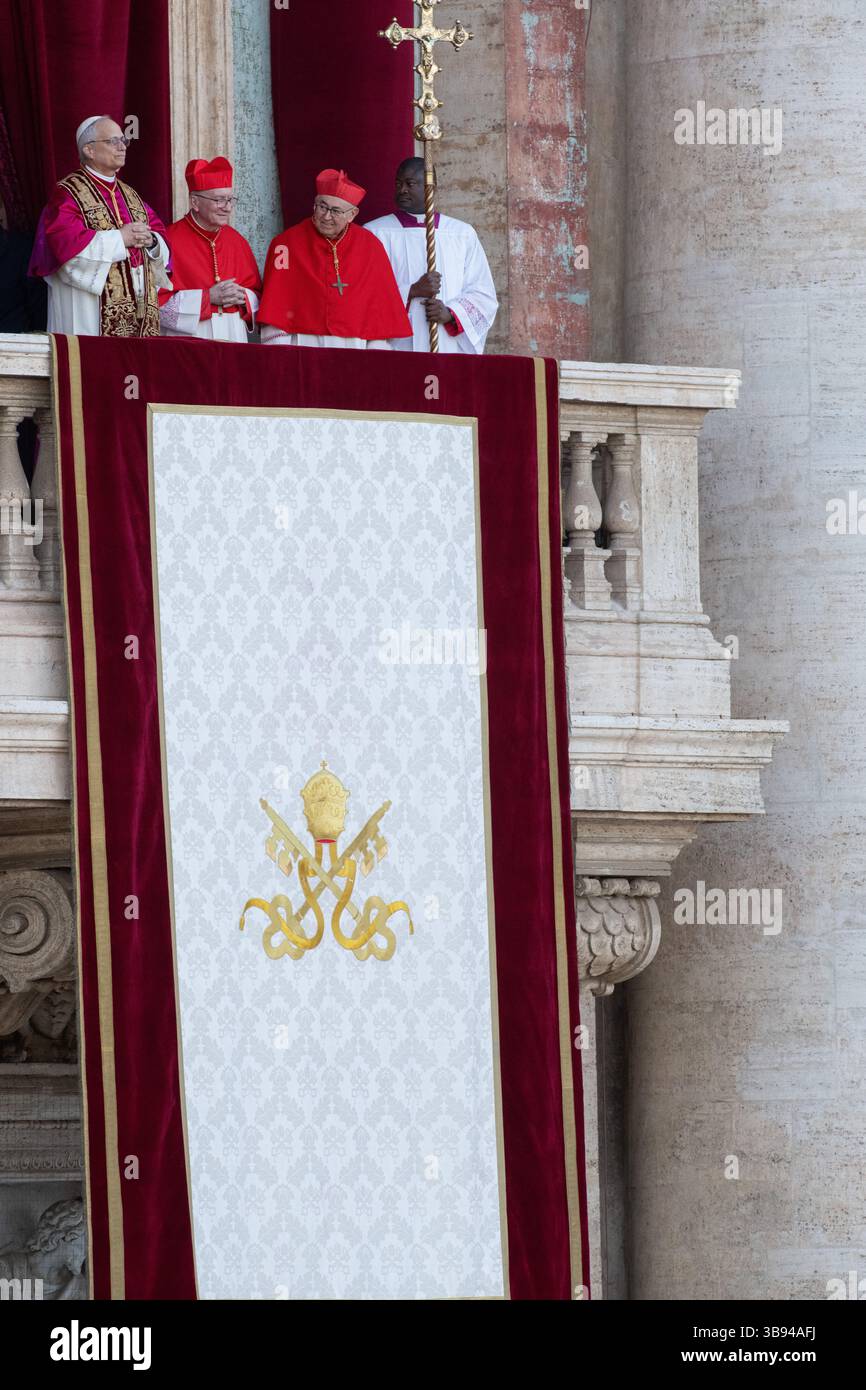 Nouvellement élu Pape Léon XIV, Papa Leone 14, Robert Francis Prevost sur le balcon de la basilique Pierre. Cité du Vatican 08/05/2025. Photo de Rocco Pettini Banque D'Images Nouvellement élu Pape Léon XIV, Papa Leone 14, Robert Francis Prevost sur le balcon de la basilique Pierre. Cité du Vatican 08/05/2025. Photo de Rocco Pettini Banque D'Images