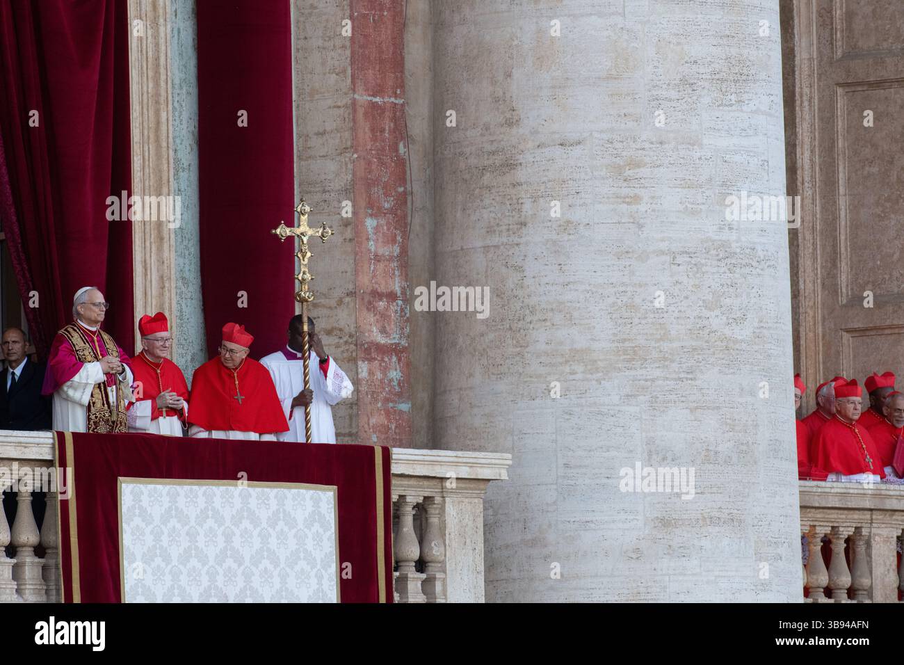 Nouvellement élu Pape Léon XIV, Papa Leone 14, Robert Francis Prevost sur le balcon de la basilique Pierre. Cité du Vatican 08/05/2025. Photo de Rocco Pettini Banque D'Images Nouvellement élu Pape Léon XIV, Papa Leone 14, Robert Francis Prevost sur le balcon de la basilique Pierre. Cité du Vatican 08/05/2025. Photo de Rocco Pettini Banque D'Images