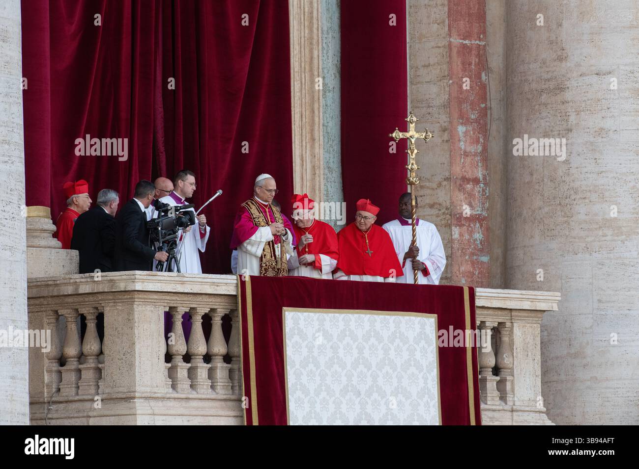 Nouvellement élu Pape Léon XIV, Papa Leone 14, Robert Francis Prevost sur le balcon de la basilique Pierre. Cité du Vatican 08/05/2025. Photo de Rocco Pettini Banque D'Images Nouvellement élu Pape Léon XIV, Papa Leone 14, Robert Francis Prevost sur le balcon de la basilique Pierre. Cité du Vatican 08/05/2025. Photo de Rocco Pettini Banque D'Images