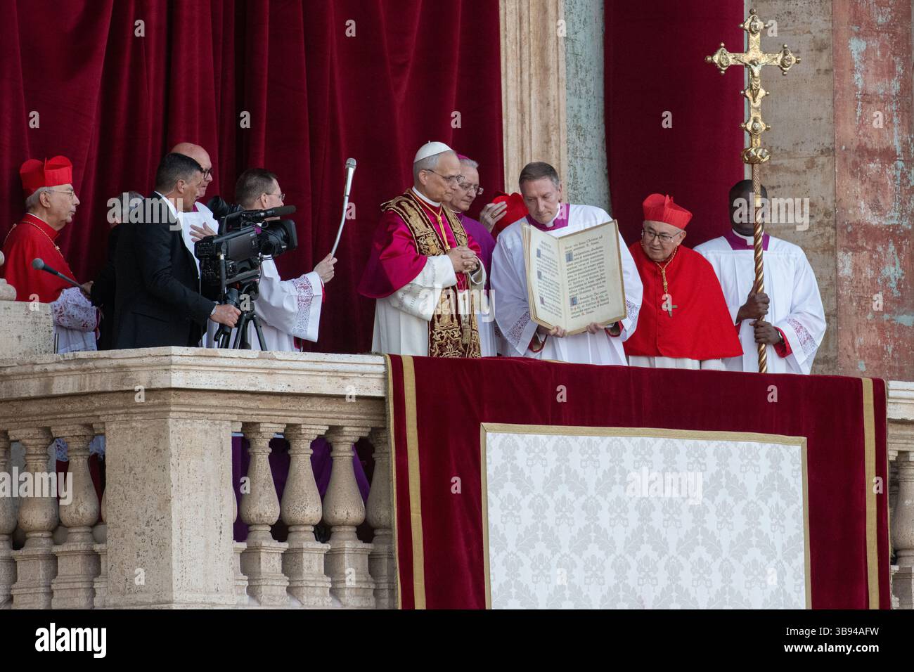 Nouvellement élu Pape Léon XIV, Papa Leone 14, Robert Francis Prevost sur le balcon de la basilique Pierre. Cité du Vatican 08/05/2025. Photo de Rocco Pettini Banque D'Images Nouvellement élu Pape Léon XIV, Papa Leone 14, Robert Francis Prevost sur le balcon de la basilique Pierre. Cité du Vatican 08/05/2025. Photo de Rocco Pettini Banque D'Images