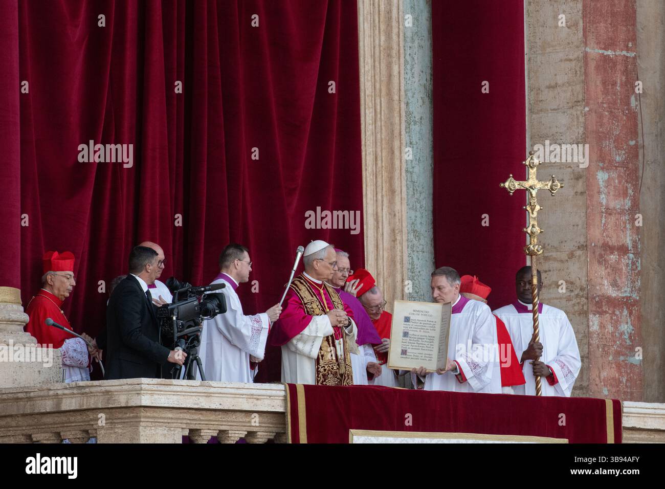 Nouvellement élu Pape Léon XIV, Papa Leone 14, Robert Francis Prevost sur le balcon de la basilique Pierre. Cité du Vatican 08/05/2025. Photo de Rocco Pettini Banque D'Images Nouvellement élu Pape Léon XIV, Papa Leone 14, Robert Francis Prevost sur le balcon de la basilique Pierre. Cité du Vatican 08/05/2025. Photo de Rocco Pettini Banque D'Images