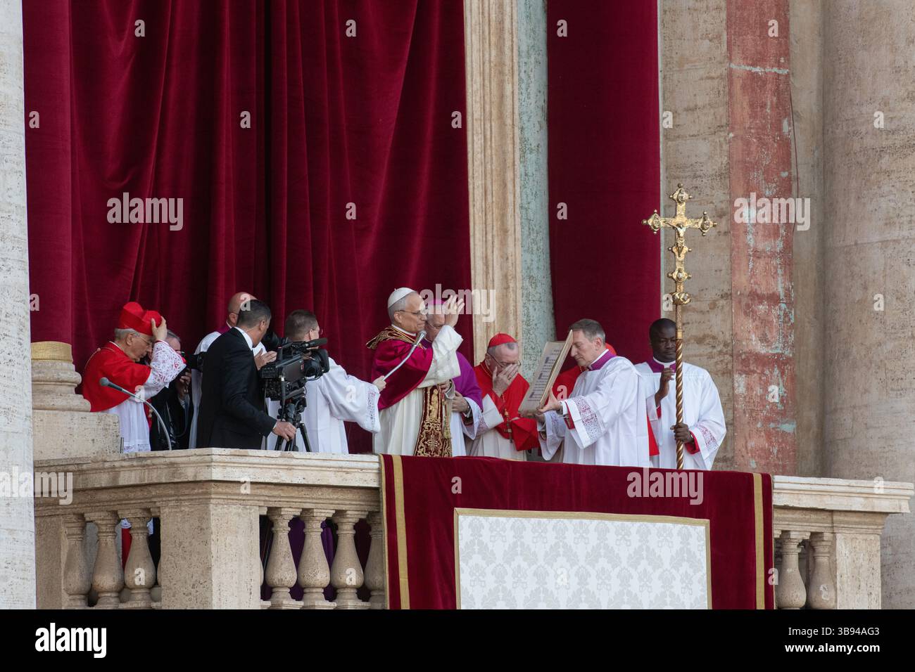 Nouvellement élu Pape Léon XIV, Papa Leone 14, Robert Francis Prevost sur le balcon de la basilique Pierre. Cité du Vatican 08/05/2025. Photo de Rocco Pettini Banque D'Images Nouvellement élu Pape Léon XIV, Papa Leone 14, Robert Francis Prevost sur le balcon de la basilique Pierre. Cité du Vatican 08/05/2025. Photo de Rocco Pettini Banque D'Images