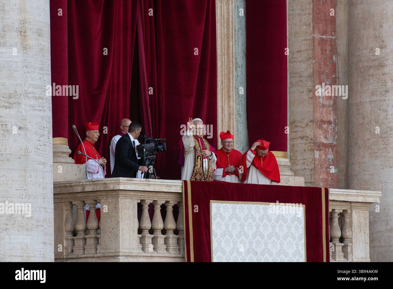 Nouvellement élu Pape Léon XIV, Papa Leone 14, Robert Francis Prevost sur le balcon de la basilique Pierre. Cité du Vatican 08/05/2025. Photo de Rocco Pettini Banque D'Images Nouvellement élu Pape Léon XIV, Papa Leone 14, Robert Francis Prevost sur le balcon de la basilique Pierre. Cité du Vatican 08/05/2025. Photo de Rocco Pettini Banque D'Images