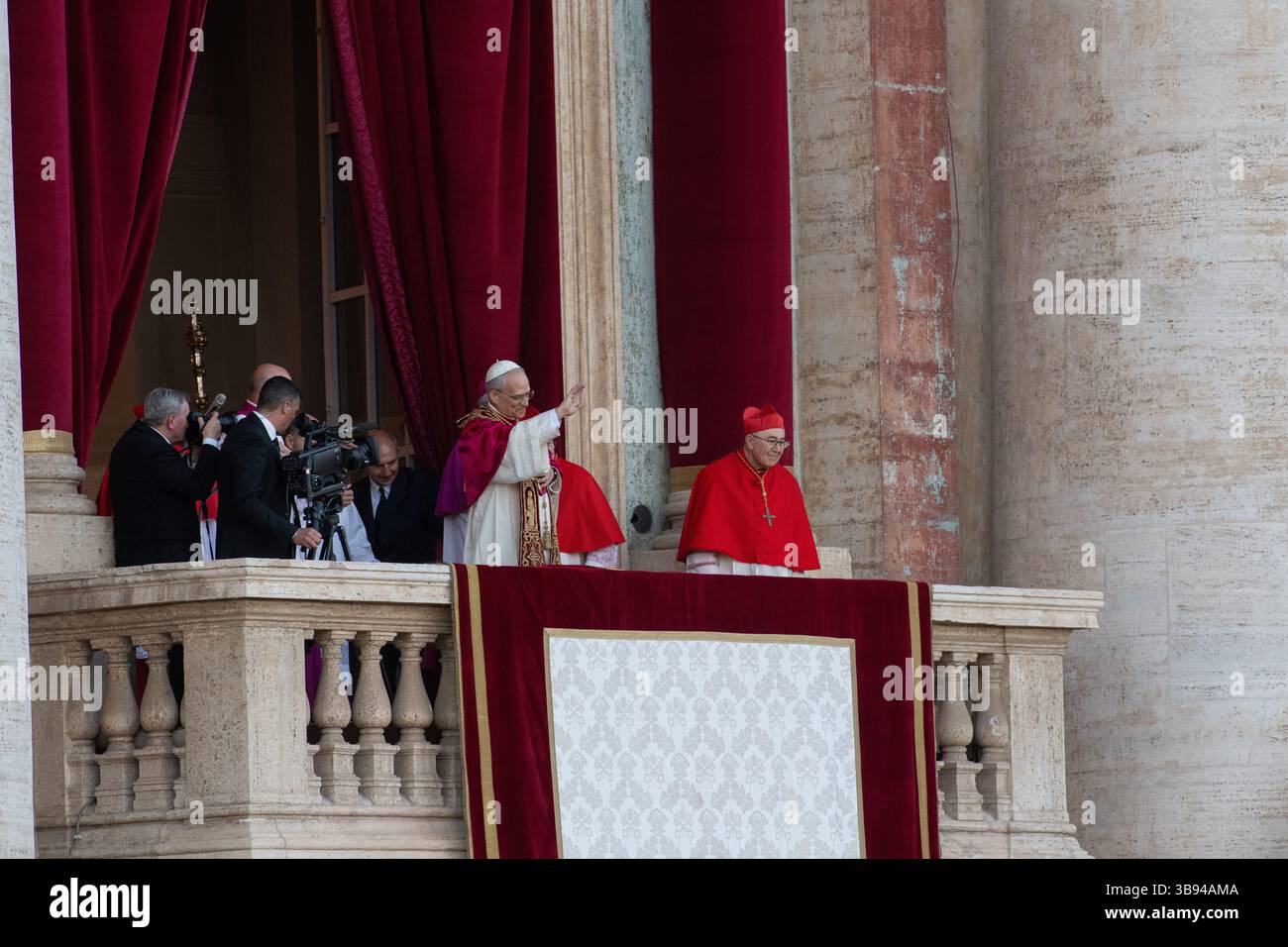 Nouvellement élu Pape Léon XIV, Papa Leone 14, Robert Francis Prevost sur le balcon de la basilique Pierre. Cité du Vatican 08/05/2025. Photo de Rocco Pettini Banque D'Images Nouvellement élu Pape Léon XIV, Papa Leone 14, Robert Francis Prevost sur le balcon de la basilique Pierre. Cité du Vatican 08/05/2025. Photo de Rocco Pettini Banque D'Images