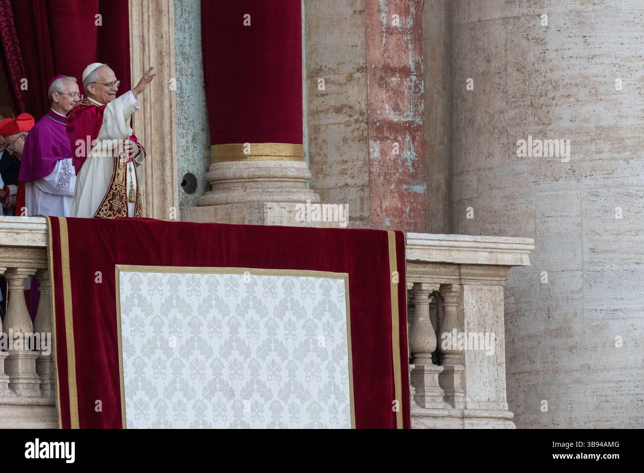 Nouvellement élu Pape Léon XIV, Papa Leone 14, Robert Francis Prevost sur le balcon de la basilique Pierre. Cité du Vatican 08/05/2025. Photo de Rocco Pettini Banque D'Images Nouvellement élu Pape Léon XIV, Papa Leone 14, Robert Francis Prevost sur le balcon de la basilique Pierre. Cité du Vatican 08/05/2025. Photo de Rocco Pettini Banque D'Images