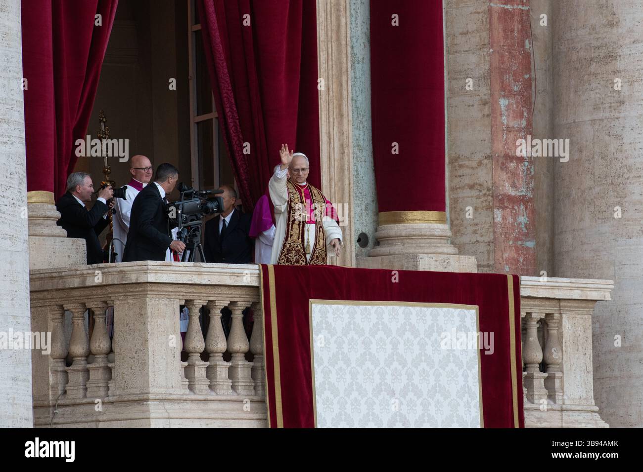 Nouvellement élu Pape Léon XIV, Papa Leone 14, Robert Francis Prevost sur le balcon de la basilique Pierre. Cité du Vatican 08/05/2025. Photo de Rocco Pettini Banque D'Images Nouvellement élu Pape Léon XIV, Papa Leone 14, Robert Francis Prevost sur le balcon de la basilique Pierre. Cité du Vatican 08/05/2025. Photo de Rocco Pettini Banque D'Images