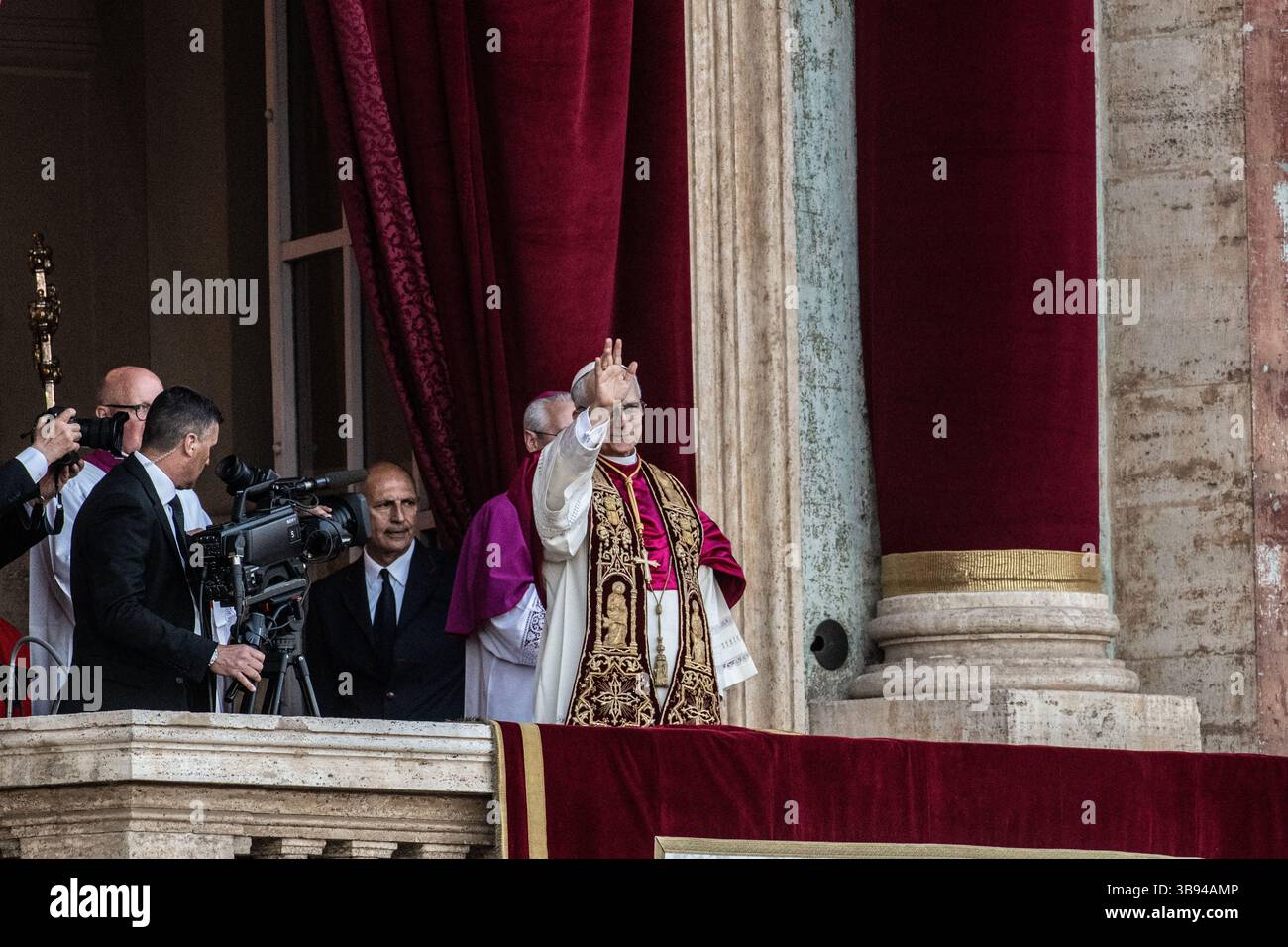 Nouvellement élu Pape Léon XIV, Papa Leone 14, Robert Francis Prevost sur le balcon de la basilique Pierre. Cité du Vatican 08/05/2025. Photo de Rocco Pettini Banque D'Images Nouvellement élu Pape Léon XIV, Papa Leone 14, Robert Francis Prevost sur le balcon de la basilique Pierre. Cité du Vatican 08/05/2025. Photo de Rocco Pettini Banque D'Images