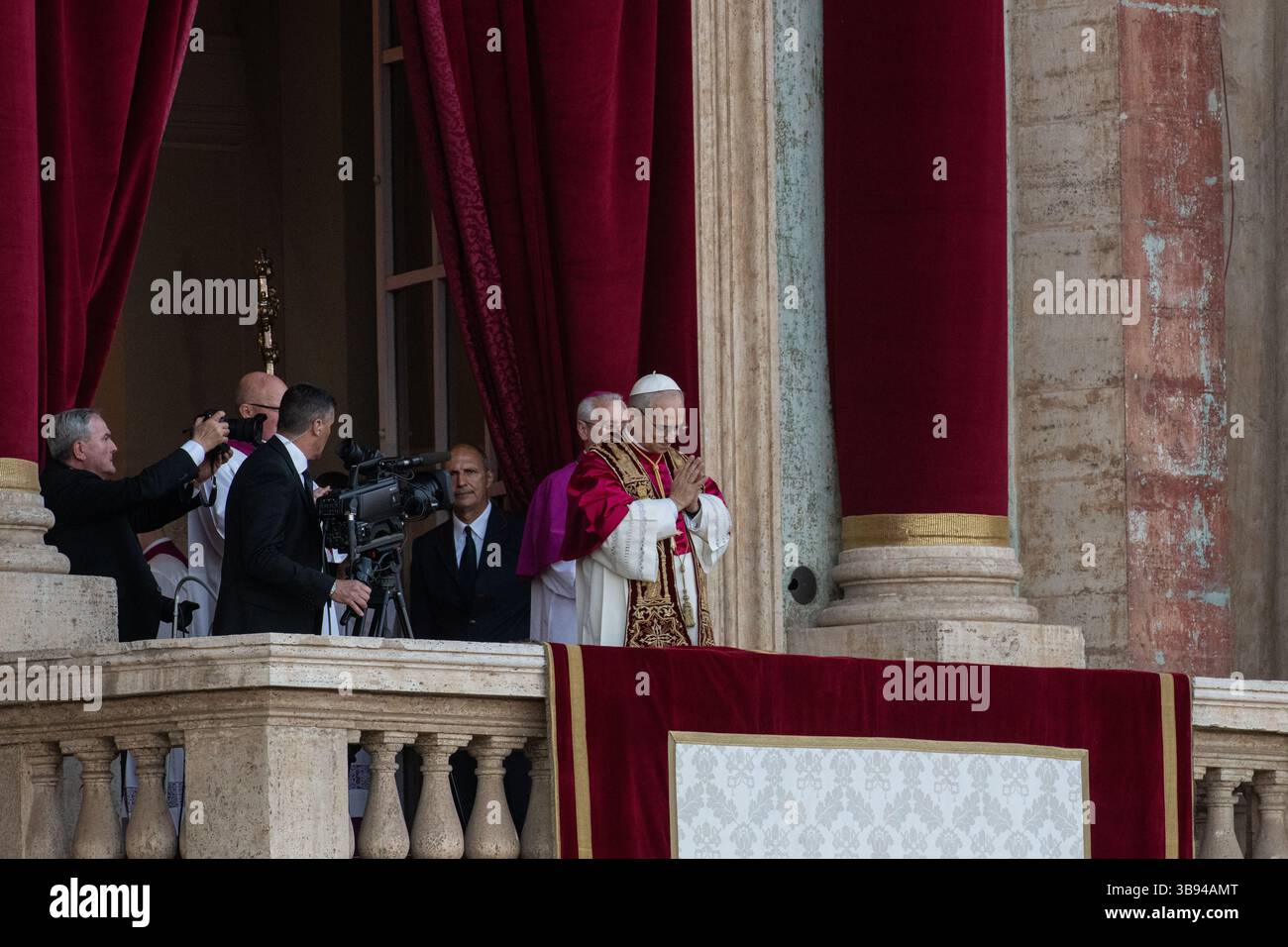 Nouvellement élu Pape Léon XIV, Papa Leone 14, Robert Francis Prevost sur le balcon de la basilique Pierre. Cité du Vatican 08/05/2025. Photo de Rocco Pettini Banque D'Images Nouvellement élu Pape Léon XIV, Papa Leone 14, Robert Francis Prevost sur le balcon de la basilique Pierre. Cité du Vatican 08/05/2025. Photo de Rocco Pettini Banque D'Images