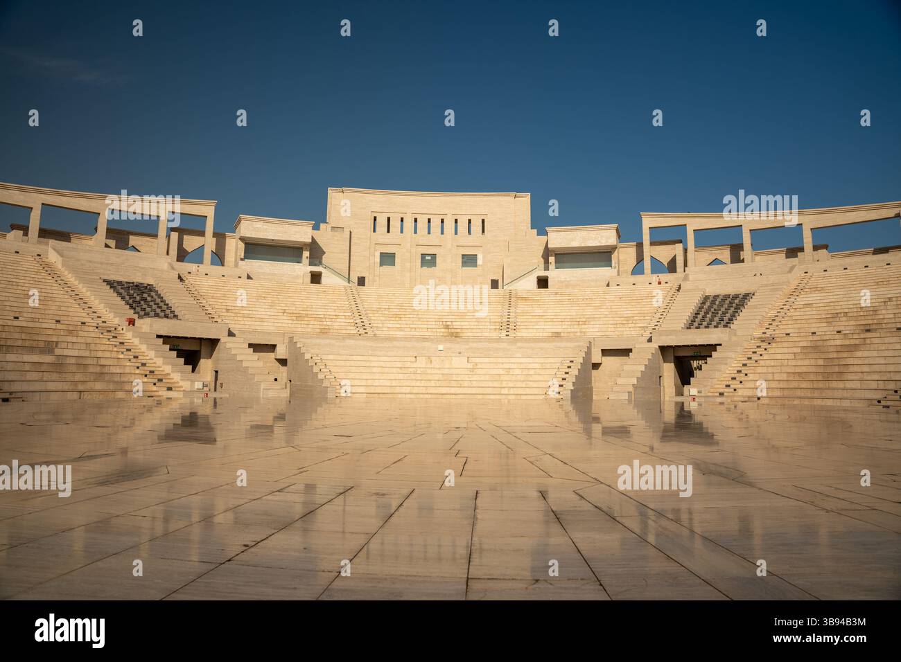 L'amphithéâtre Katara dans le Katara Cultural Village, Doha, Qatar, présente sa grande architecture d'inspiration gréco-romaine avec une touche moderne. Banque D'Images