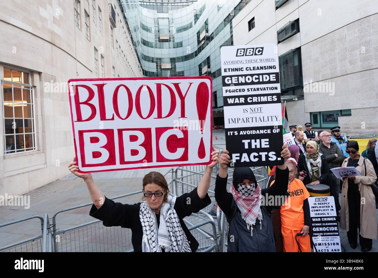 Londres, Royaume-Uni. 8 mai 2025. Une coalition de partisans de la Palestine, y compris de Palestine Solidarity Campaign, Stop the War Coalition et les amis d'Al Aqsa, protestent devant le siège de la BBC à Portland place contre sa couverture de la guerre d'Israël contre Gaza. Ils allèguent un parti pris systématique en faveur des perspectives israéliennes et de la marginalisation des Palestiniens. Crédit : Ron Fassbender/Alamy Live News Banque D'Images