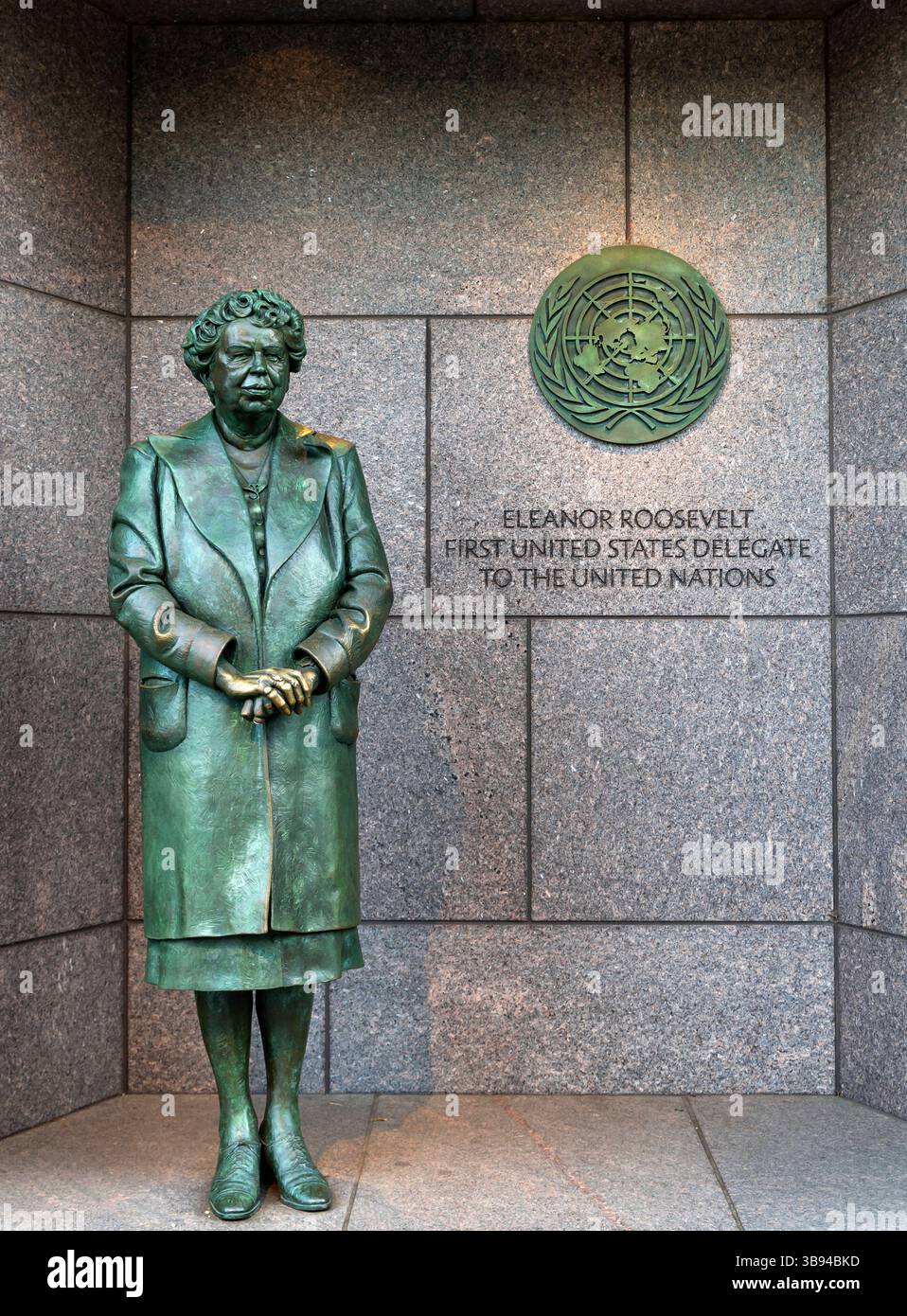 Statue en bronze de la première dame Eleanor Roosevelt debout devant l'emblème des Nations Unies honore son dévouement à l'ONU, Franklin Delano Roosevelt mem Banque D'Images