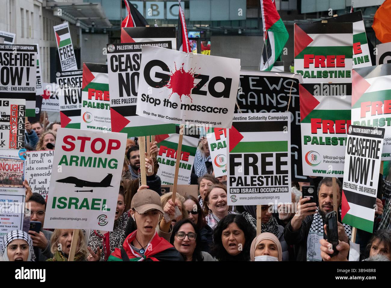Londres, Royaume-Uni. 8 mai 2025. Une coalition de partisans de la Palestine, y compris de Palestine Solidarity Campaign, Stop the War Coalition et les amis d'Al Aqsa, protestent devant le siège de la BBC à Portland place contre sa couverture de la guerre d'Israël contre Gaza. Ils allèguent un parti pris systématique en faveur des perspectives israéliennes et de la marginalisation des Palestiniens. Crédit : Ron Fassbender/Alamy Live News Banque D'Images