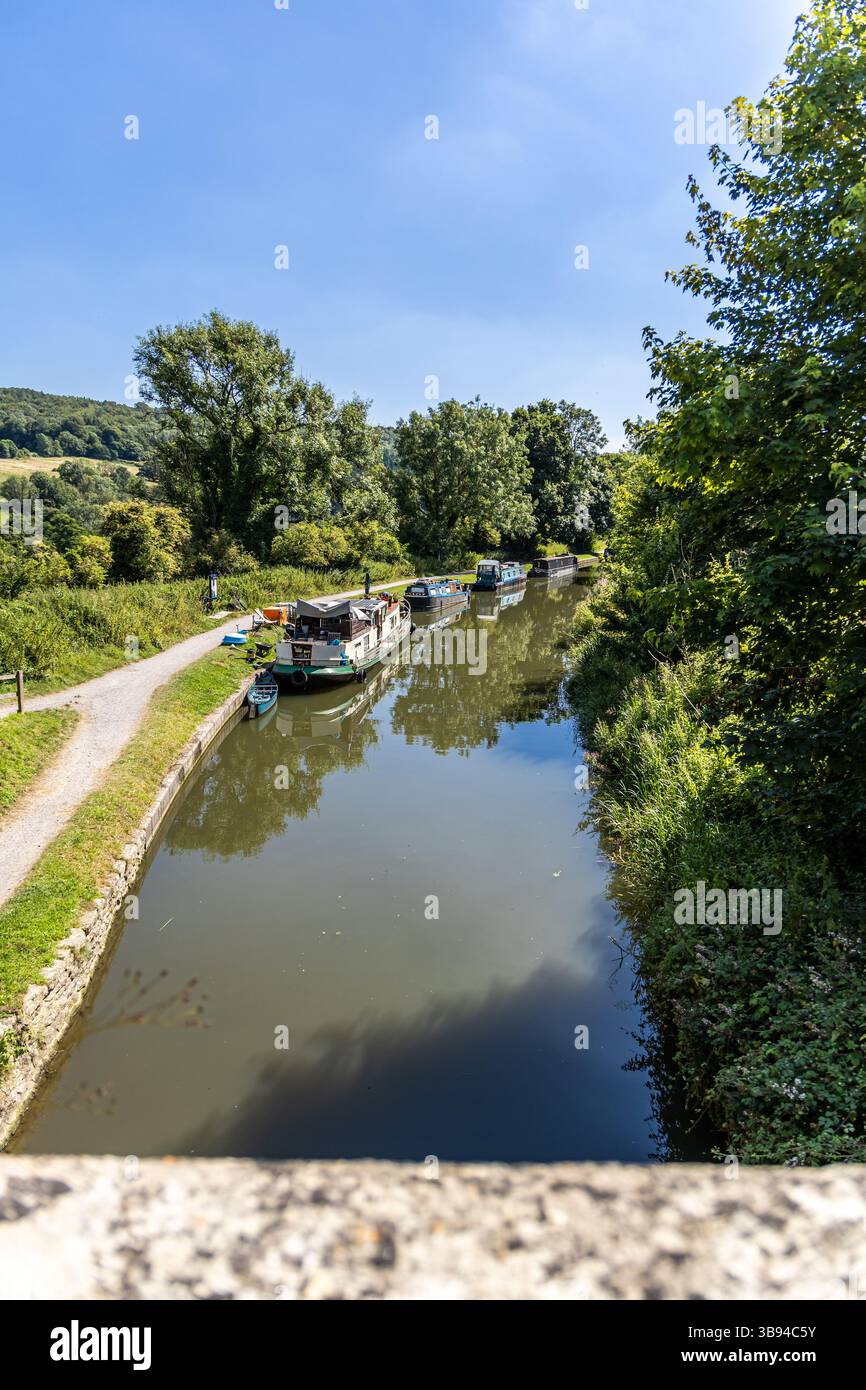 Bath, Royaume-Uni - 30 juin 2024 : bateaux amarrés sur la rivière avon près de Bath Bristol Warleigh Weir. Banque D'Images