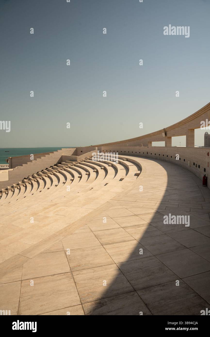 L'amphithéâtre Katara dans le Katara Cultural Village, Doha, Qatar, présente sa grande architecture d'inspiration gréco-romaine avec une touche moderne. Banque D'Images