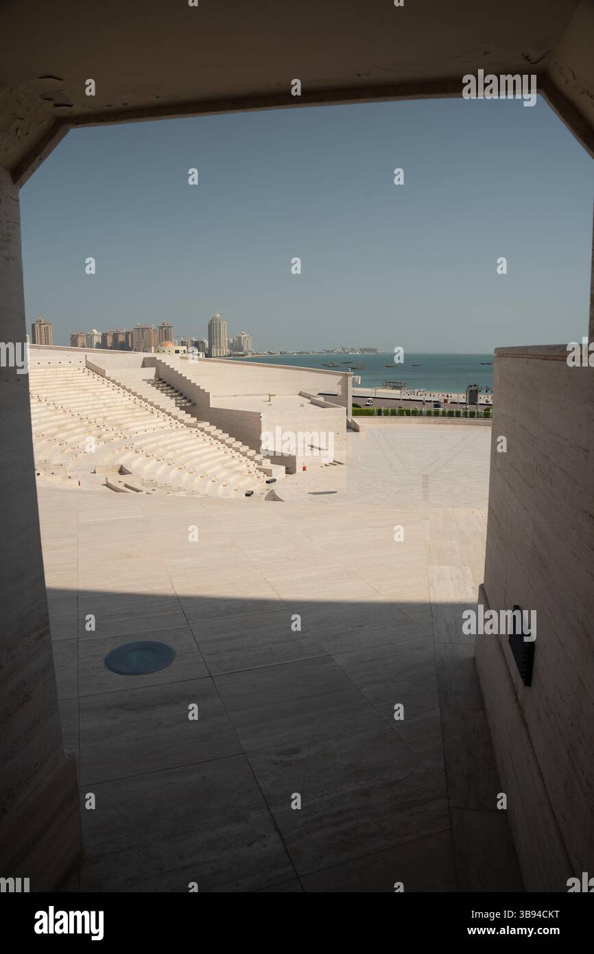 L'amphithéâtre Katara dans le Katara Cultural Village, Doha, Qatar, présente sa grande architecture d'inspiration gréco-romaine avec une touche moderne. Banque D'Images