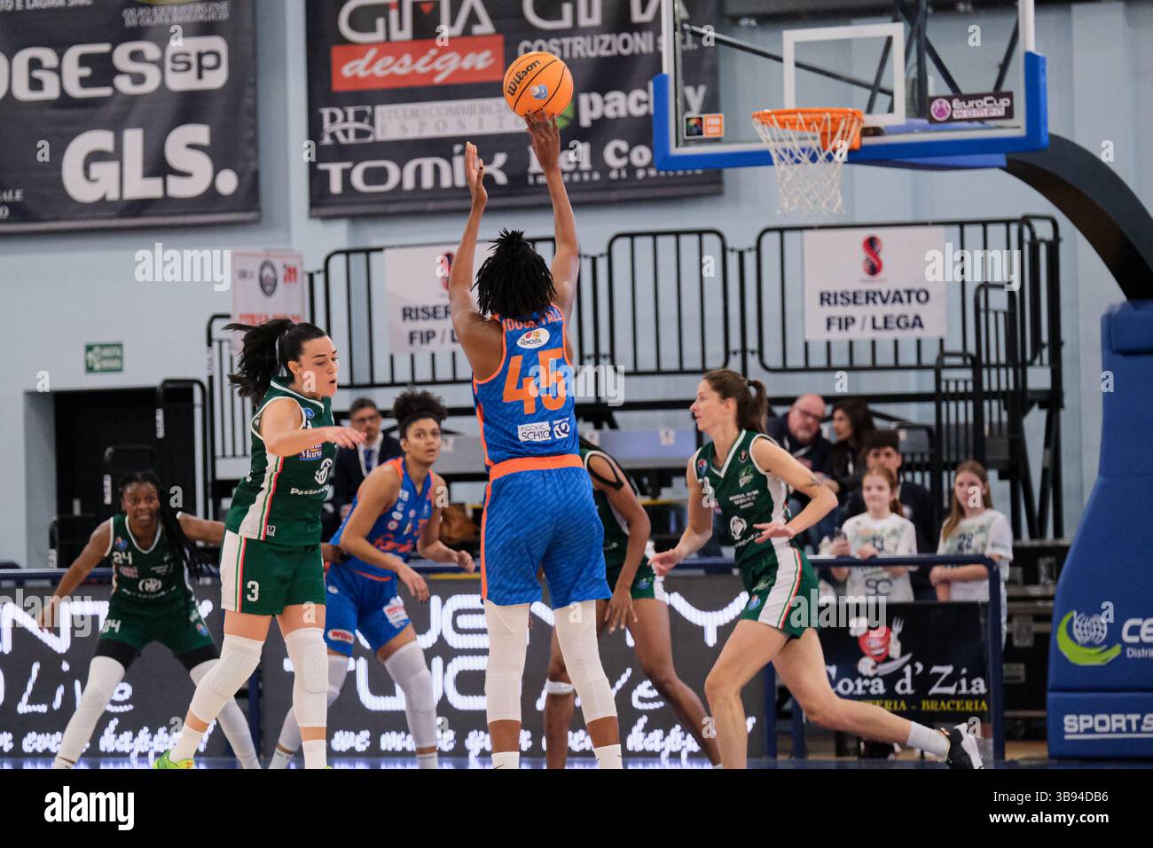 30 mars 2023, Campobasso, Italie : Romeo Nicole Elaine de Passalacqua Ragusa Team (l), Ndour Gueye Astou Barro de Famila Wuber Schio Team (C) et Vitola Kristine (R) en action pendant le quart de finale féminine de la Coupe d'Italie 2023. Famila Wuber Schio Team a battu Passalacqua Ragusa Team avec un score de 87 - 80 à la Molisana Arena. (Crédit image : © Elena Vizzoca/SOPA images via ZUMA Press Wire) Banque D'Images