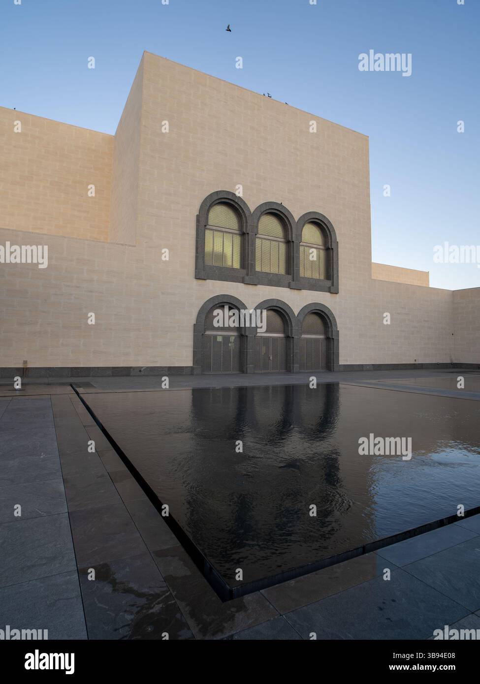 Le Musée d'art islamique de Doha, au Qatar, est un chef-d'œuvre architectural mettant en valeur l'art et la culture islamiques. Banque D'Images