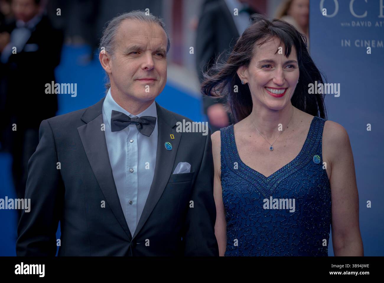 Dr Enric Sala et Kristin Rechberger assistent à la première mondiale de 'Ocean with David Attenborough' au Royal Festival Hall de Londres, au Royaume-Uni. Banque D'Images