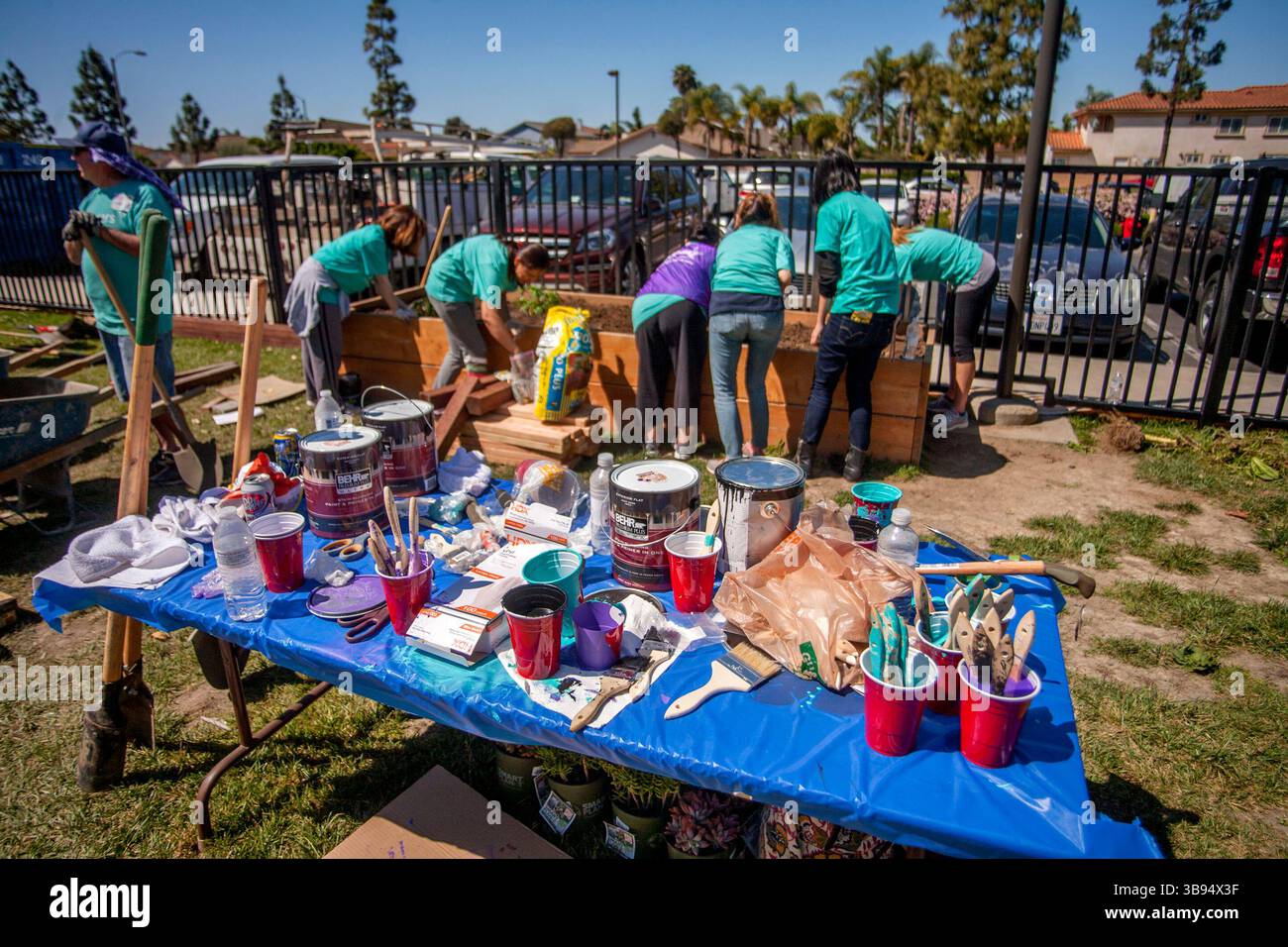 19 juin 2017 : des bénévoles locaux multiraciaux travaillent ensemble à un planteur extérieur boxbuilder un nouveau terrain de jeu à Fountain Valley, CA. Note tableau plein de peinture et de pinceaux. (Crédit image : © Spencer Grant/ZUMA Press Wire) Banque D'Images