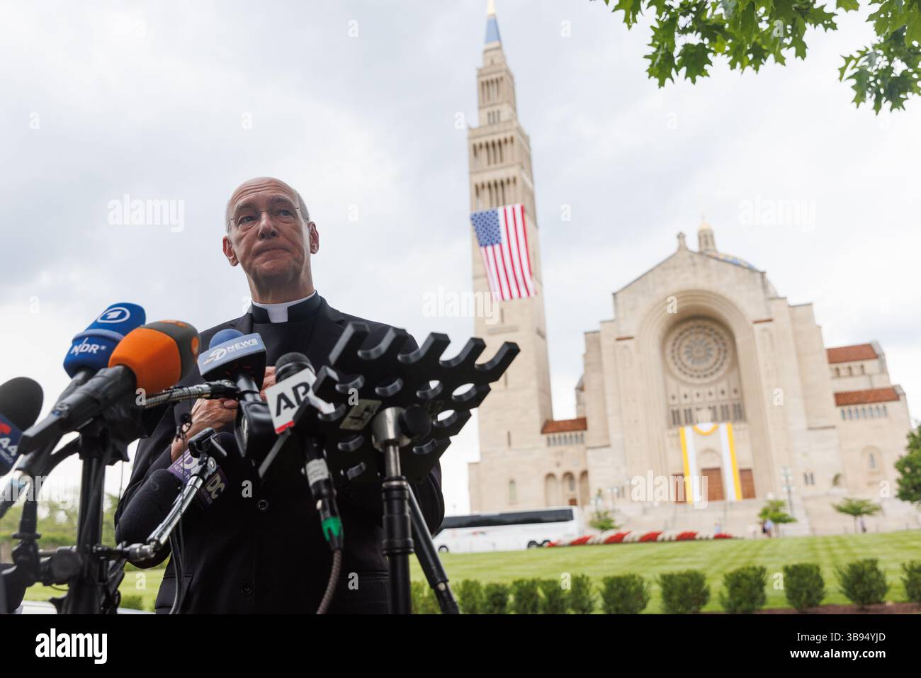 Washington, États-Unis. 08 mai 2025. Le révérend Monseigneur Walter Rossi, Recteur de la Basilca du Sanctuaire national de l'Immaculée conception, prononce des propos devant la presse devant la basilique de Washington DC le jeudi 8 mai 2025. Le cardinal Robert Provost de Chicago avait été élu premier pape américain, succédant au regretté pape François. (Photo de Aaron Schwartz/Sipa USA) crédit : Sipa USA/Alamy Live News Banque D'Images Washington, États-Unis. 08 mai 2025. Le révérend Monseigneur Walter Rossi, Recteur de la Basilca du Sanctuaire national de l'Immaculée conception, prononce des propos devant la presse devant la basilique de Washington DC le jeudi 8 mai 2025. Le cardinal Robert Provost de Chicago avait été élu premier pape américain, succédant au regretté pape François. (Photo de Aaron Schwartz/Sipa USA) crédit : Sipa USA/Alamy Live News Banque D'Images
