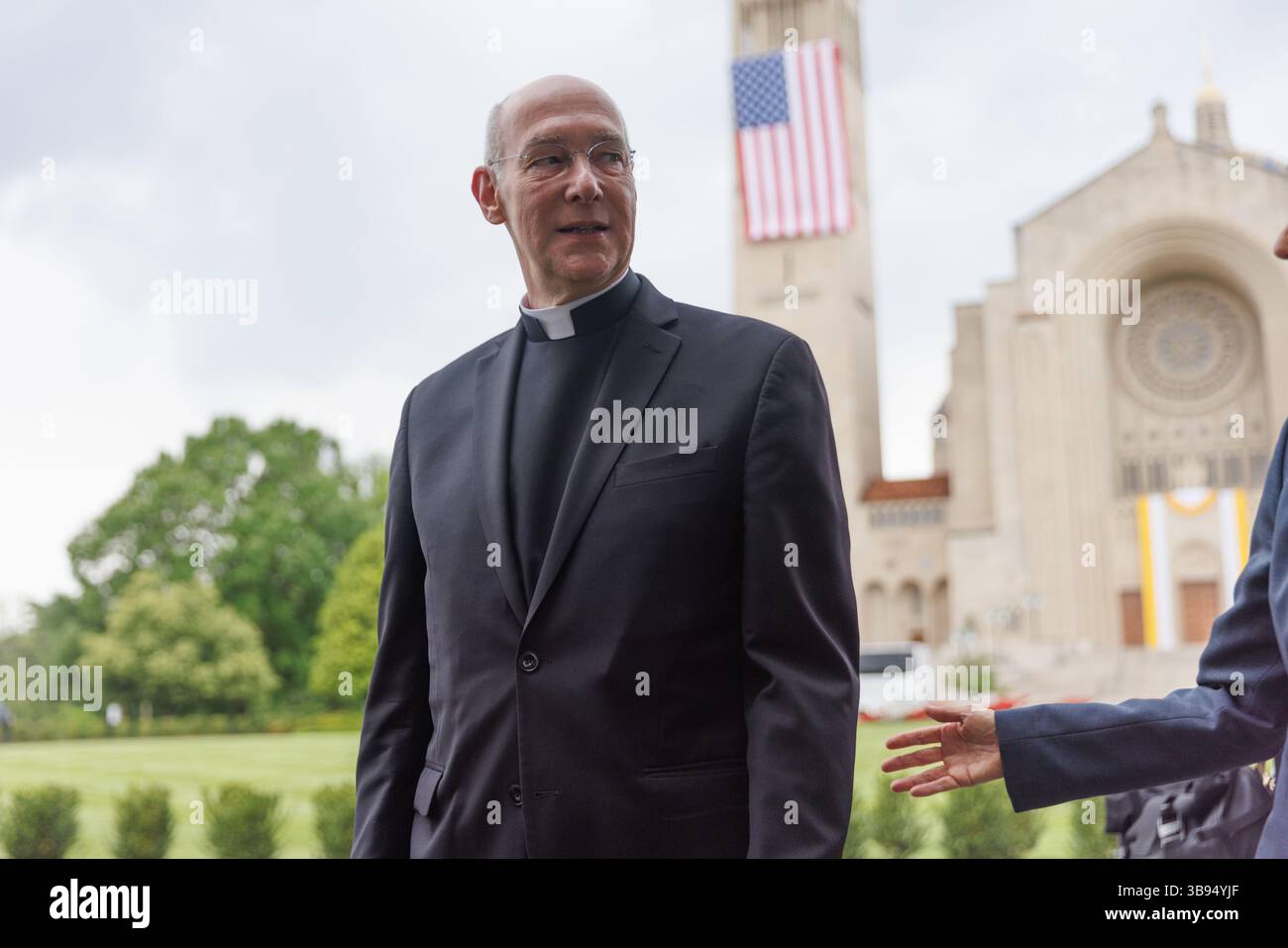 Washington, États-Unis. 08 mai 2025. Le révérend Monseigneur Walter Rossi, Recteur de la Basilca du Sanctuaire national de l'Immaculée conception, prononce des propos devant la presse devant la basilique de Washington DC le jeudi 8 mai 2025. Le cardinal Robert Provost de Chicago avait été élu premier pape américain, succédant au regretté pape François. (Photo de Aaron Schwartz/Sipa USA) crédit : Sipa USA/Alamy Live News Banque D'Images Washington, États-Unis. 08 mai 2025. Le révérend Monseigneur Walter Rossi, Recteur de la Basilca du Sanctuaire national de l'Immaculée conception, prononce des propos devant la presse devant la basilique de Washington DC le jeudi 8 mai 2025. Le cardinal Robert Provost de Chicago avait été élu premier pape américain, succédant au regretté pape François. (Photo de Aaron Schwartz/Sipa USA) crédit : Sipa USA/Alamy Live News Banque D'Images