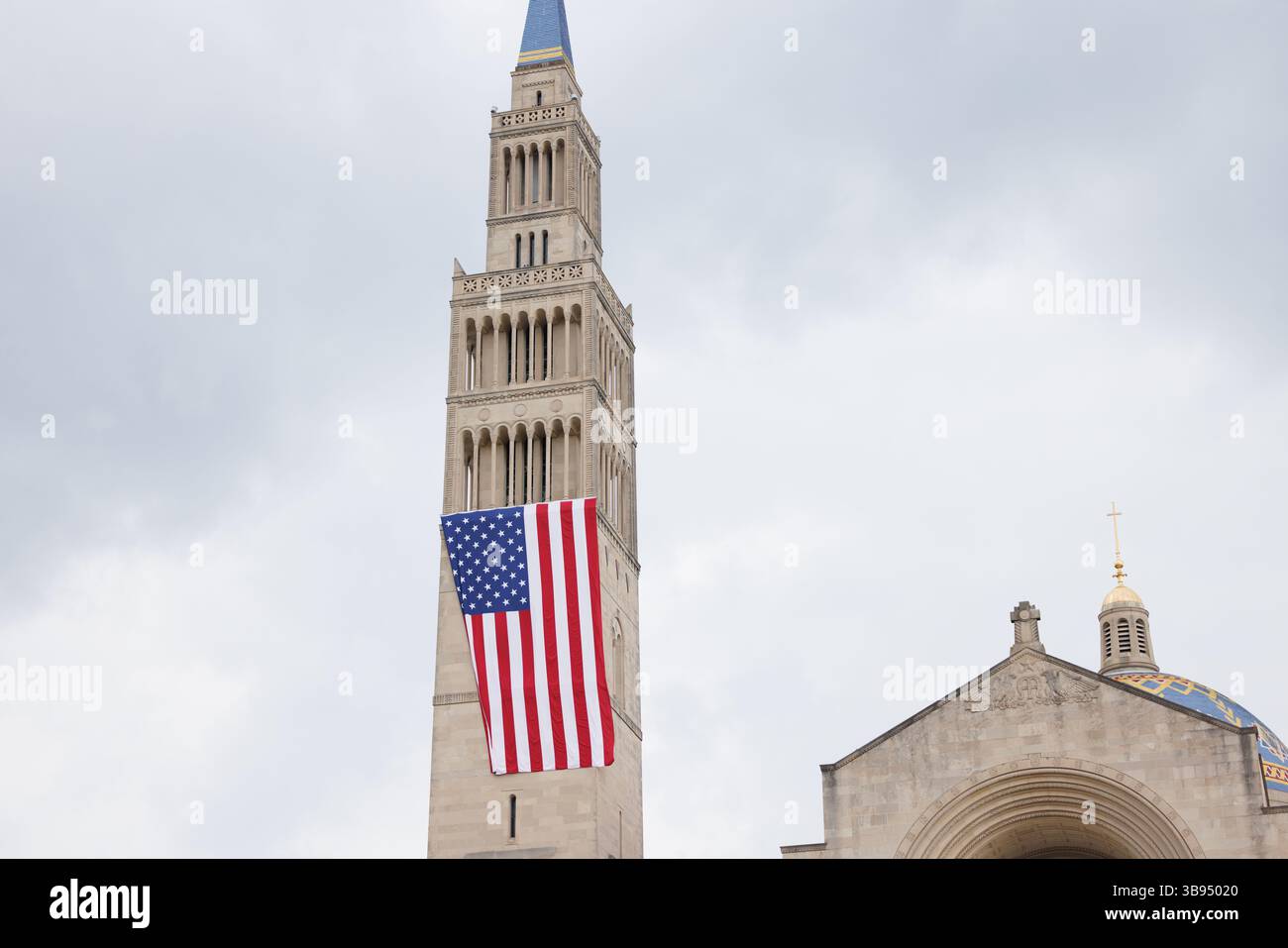 Washington, États-Unis. 08 mai 2025. La basilique du Sanctuaire national de l'Immaculée conception est vue ornée d'un drapeau américain à Washington DC le jeudi 8 mai 2025. Le cardinal Robert Provost de Chicago avait été élu premier pape américain, succédant au regretté pape François. (Photo de Aaron Schwartz/Sipa USA) crédit : Sipa USA/Alamy Live News Banque D'Images Washington, États-Unis. 08 mai 2025. La basilique du Sanctuaire national de l'Immaculée conception est vue ornée d'un drapeau américain à Washington DC le jeudi 8 mai 2025. Le cardinal Robert Provost de Chicago avait été élu premier pape américain, succédant au regretté pape François. (Photo de Aaron Schwartz/Sipa USA) crédit : Sipa USA/Alamy Live News Banque D'Images