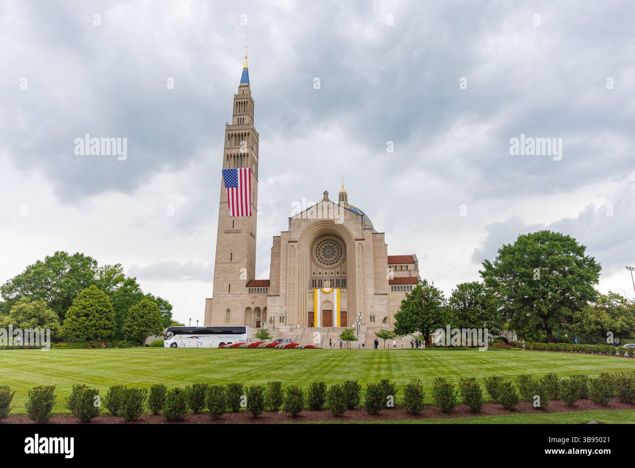 Washington, États-Unis. 08 mai 2025. La basilique du Sanctuaire national de l'Immaculée conception est vue ornée d'un drapeau américain à Washington DC le jeudi 8 mai 2025. Le cardinal Robert Provost de Chicago avait été élu premier pape américain, succédant au regretté pape François. (Photo de Aaron Schwartz/Sipa USA) crédit : Sipa USA/Alamy Live News Banque D'Images Washington, États-Unis. 08 mai 2025. La basilique du Sanctuaire national de l'Immaculée conception est vue ornée d'un drapeau américain à Washington DC le jeudi 8 mai 2025. Le cardinal Robert Provost de Chicago avait été élu premier pape américain, succédant au regretté pape François. (Photo de Aaron Schwartz/Sipa USA) crédit : Sipa USA/Alamy Live News Banque D'Images