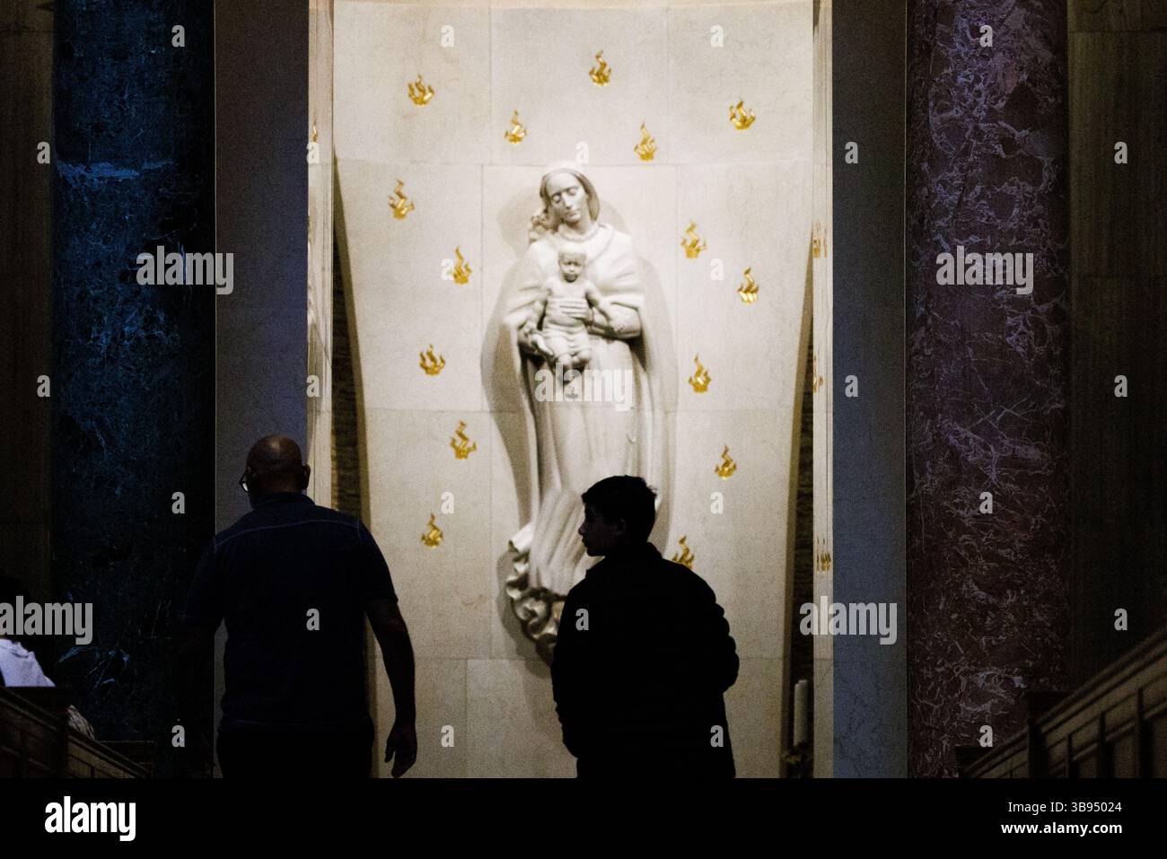 Washington, États-Unis. 08 mai 2025. L'intérieur de la Basilique du Sanctuaire national de l'Immaculée conception à Washington DC est vu le jeudi 8 mai 2025. Le cardinal Robert Provost de Chicago avait été élu premier pape américain, succédant au regretté pape François. (Photo de Aaron Schwartz/Sipa USA) crédit : Sipa USA/Alamy Live News Banque D'Images Washington, États-Unis. 08 mai 2025. L'intérieur de la Basilique du Sanctuaire national de l'Immaculée conception à Washington DC est vu le jeudi 8 mai 2025. Le cardinal Robert Provost de Chicago avait été élu premier pape américain, succédant au regretté pape François. (Photo de Aaron Schwartz/Sipa USA) crédit : Sipa USA/Alamy Live News Banque D'Images