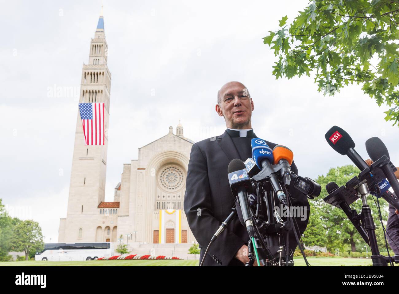 Washington, États-Unis. 08 mai 2025. Le révérend Monseigneur Walter Rossi, Recteur de la Basilca du Sanctuaire national de l'Immaculée conception, prononce des propos devant la presse devant la basilique de Washington DC le jeudi 8 mai 2025. Le cardinal Robert Provost de Chicago avait été élu premier pape américain, succédant au regretté pape François. (Photo de Aaron Schwartz/Sipa USA) crédit : Sipa USA/Alamy Live News Banque D'Images Washington, États-Unis. 08 mai 2025. Le révérend Monseigneur Walter Rossi, Recteur de la Basilca du Sanctuaire national de l'Immaculée conception, prononce des propos devant la presse devant la basilique de Washington DC le jeudi 8 mai 2025. Le cardinal Robert Provost de Chicago avait été élu premier pape américain, succédant au regretté pape François. (Photo de Aaron Schwartz/Sipa USA) crédit : Sipa USA/Alamy Live News Banque D'Images