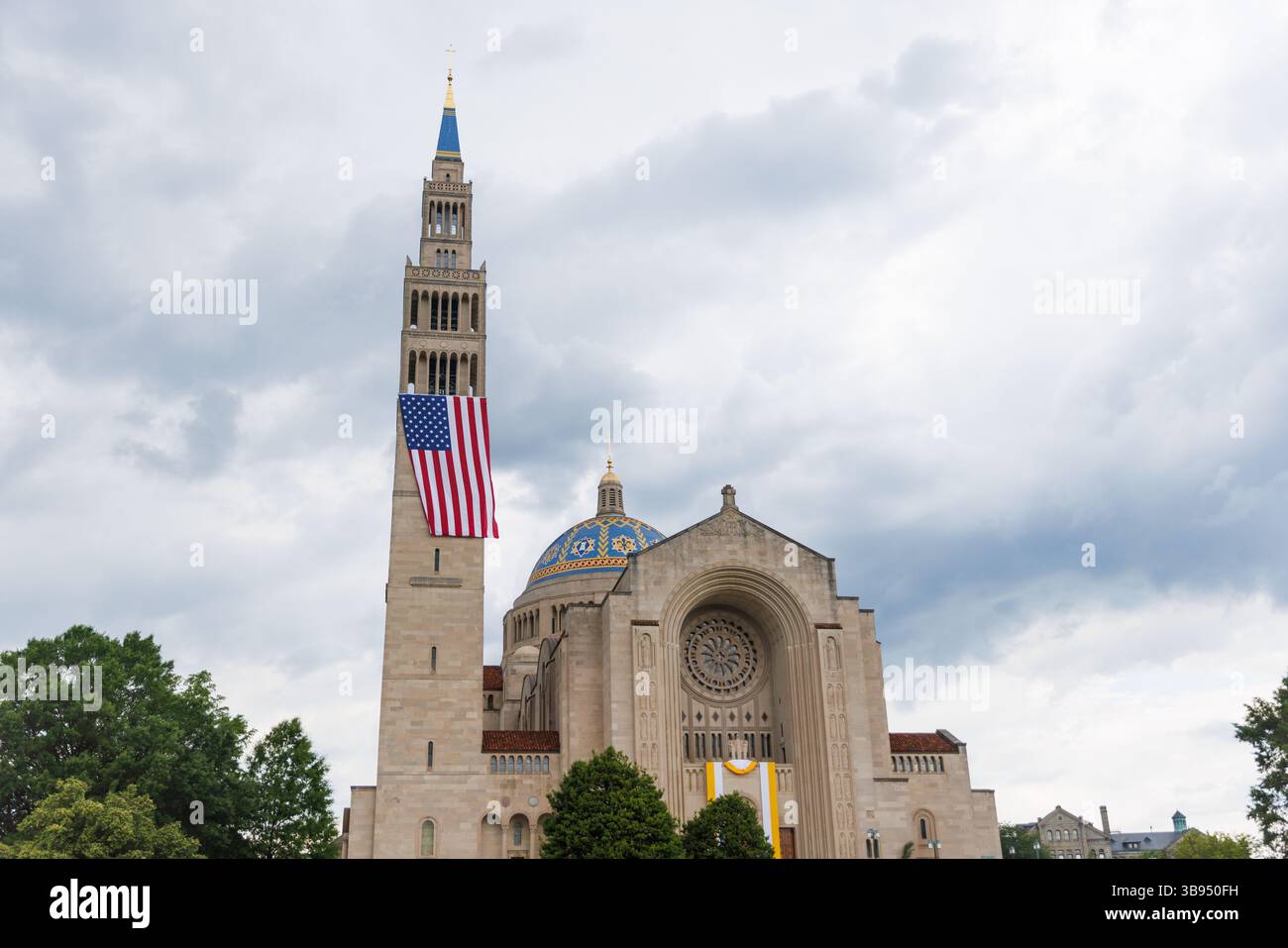 Washington, États-Unis. 08 mai 2025. La basilique du Sanctuaire national de l'Immaculée conception est vue ornée d'un drapeau américain à Washington DC le jeudi 8 mai 2025. Le cardinal Robert Provost de Chicago avait été élu premier pape américain, succédant au regretté pape François. (Photo de Aaron Schwartz/Sipa USA) crédit : Sipa USA/Alamy Live News Banque D'Images Washington, États-Unis. 08 mai 2025. La basilique du Sanctuaire national de l'Immaculée conception est vue ornée d'un drapeau américain à Washington DC le jeudi 8 mai 2025. Le cardinal Robert Provost de Chicago avait été élu premier pape américain, succédant au regretté pape François. (Photo de Aaron Schwartz/Sipa USA) crédit : Sipa USA/Alamy Live News Banque D'Images