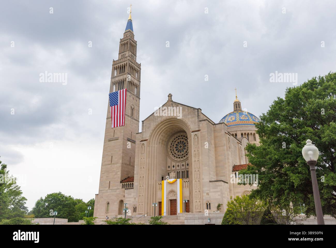 Washington, États-Unis. 08 mai 2025. La basilique du Sanctuaire national de l'Immaculée conception est vue ornée d'un drapeau américain à Washington DC le jeudi 8 mai 2025. Le cardinal Robert Provost de Chicago avait été élu premier pape américain, succédant au regretté pape François. (Photo de Aaron Schwartz/Sipa USA) crédit : Sipa USA/Alamy Live News Banque D'Images Washington, États-Unis. 08 mai 2025. La basilique du Sanctuaire national de l'Immaculée conception est vue ornée d'un drapeau américain à Washington DC le jeudi 8 mai 2025. Le cardinal Robert Provost de Chicago avait été élu premier pape américain, succédant au regretté pape François. (Photo de Aaron Schwartz/Sipa USA) crédit : Sipa USA/Alamy Live News Banque D'Images