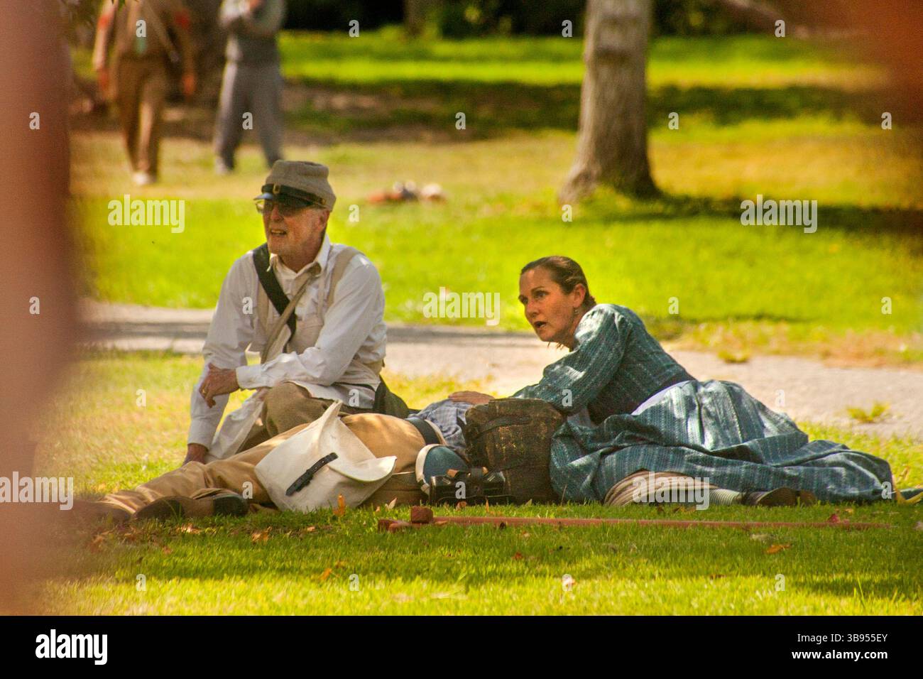 2 septembre 2017, Huntington Beach, Californie : une femme et un soldat ''confédéré'' s'occupent d'un homme ''blessé'' lors d'une reconstitution de bataille de la guerre de Sécession dans un parc de Huntington Beach, CALIFORNIE. (Crédit image : © Spencer Grant/ZUMA Press Wire) Banque D'Images