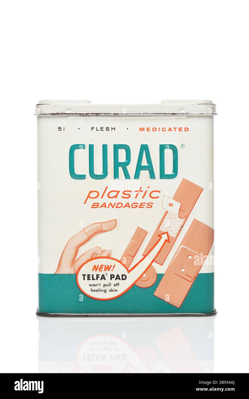 IRVINE, CALIFORNIE - 7 MAI 2025 : une boîte en métal antique de bandages en plastique Curad. Banque D'Images