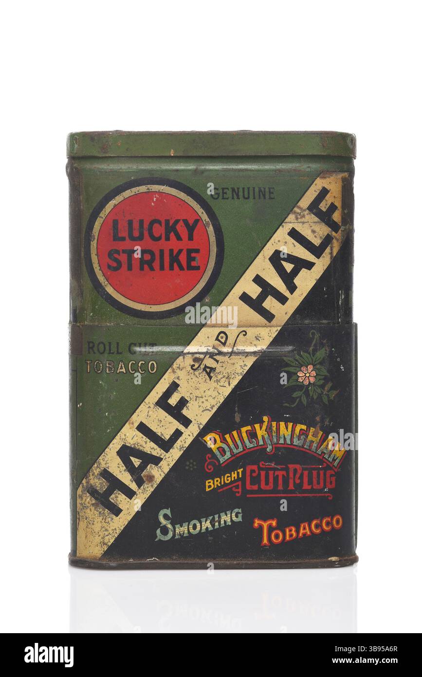 IRVINE, CALIFORNIE - 7 MAI 2025 : une boîte antique de Lucky Strike Half and Half Smoking Tobacco. Banque D'Images IRVINE, CALIFORNIE - 7 MAI 2025 : une boîte antique de Lucky Strike Half and Half Smoking Tobacco. Banque D'Images