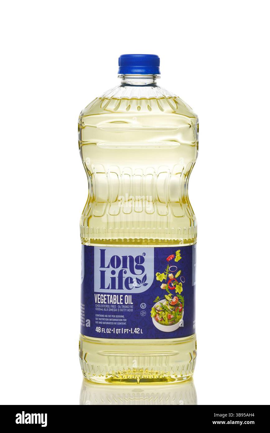 IRVINE, CALIFORNIE - 8 MAI 2025 : une bouteille d'huile végétale longue durée. Banque D'Images