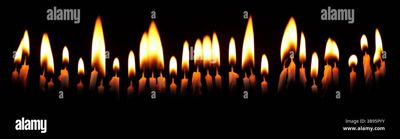 Rangée de bougies allumées brillamment. Bougies effrayantes avec flamme brûlante pour Halloween ou autres arrière-plans de nuit effrayants. Banque D'Images Rangée de bougies allumées brillamment. Bougies effrayantes avec flamme brûlante pour Halloween ou autres arrière-plans de nuit effrayants. Banque D'Images