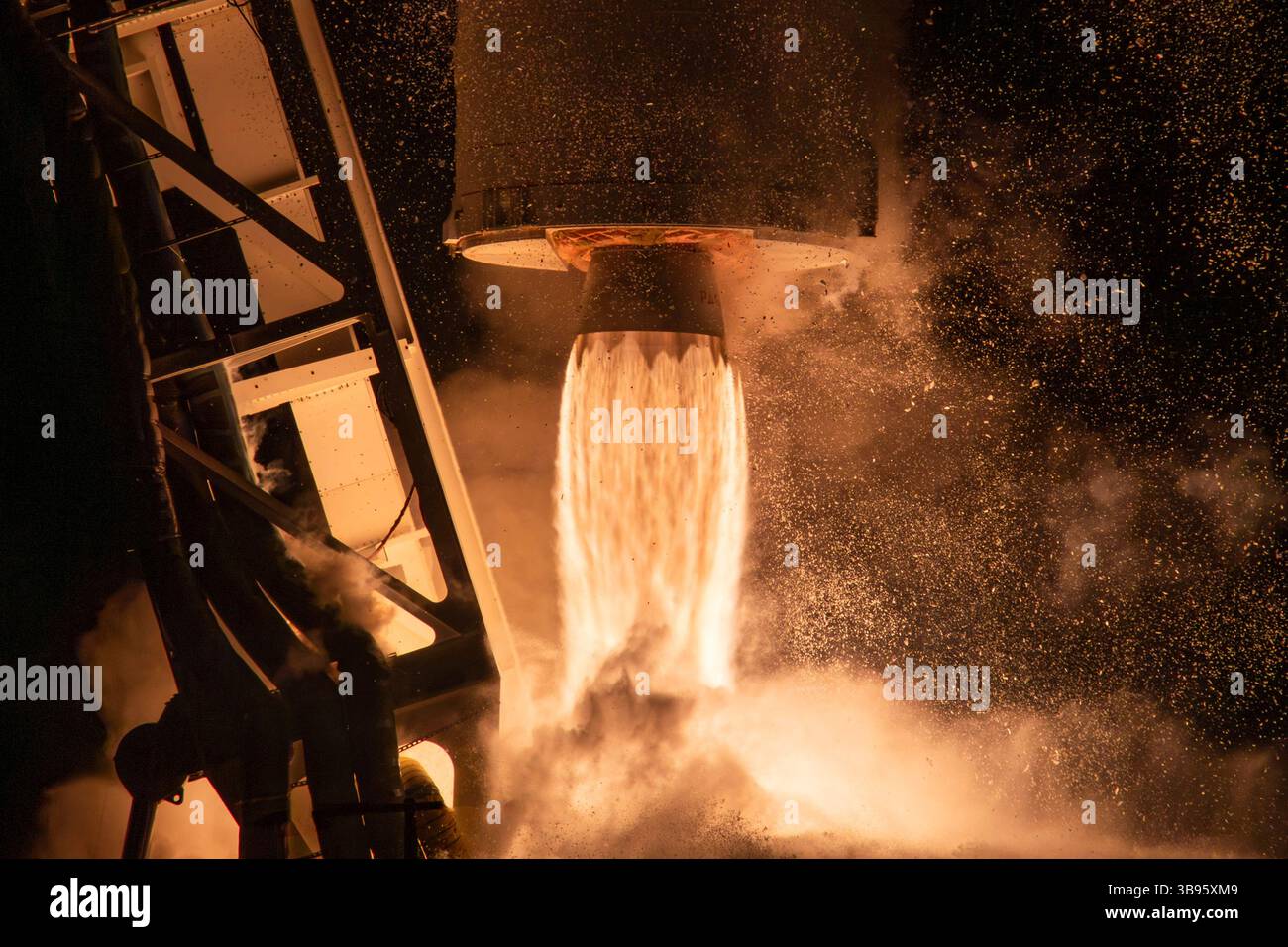 1er août 2023, Wallops Island, Virginie, États-Unis d'Amérique : des propulseurs de fusée soulèvent la fusée Northrop Grumman Antares transportant le vaisseau cargo Cygnus sans pilote alors qu'elle décolle de la rampe de lancement 0A au port spatial régional Mid-Atlantic de la NASA Wallops Flight Facility, le 1er août 2023 à Wallops Island, Virginie, États-Unis. Le vaisseau transporte 8 200 livres de fournitures pour la Station spatiale internationale. (Crédit image : © Danielle Johnson/NASA/Planet Pix via ZUMA Press Wire) Banque D'Images