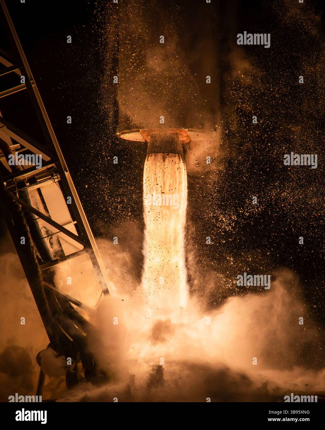 1er août 2023, Wallops Island, Virginie, États-Unis d'Amérique : des propulseurs de fusée soulèvent la fusée Northrop Grumman Antares transportant le vaisseau cargo Cygnus sans pilote alors qu'elle décolle de la rampe de lancement 0A au port spatial régional Mid-Atlantic de la NASA Wallops Flight Facility, le 1er août 2023 à Wallops Island, Virginie, États-Unis. Le vaisseau transporte 8 200 livres de fournitures pour la Station spatiale internationale. (Crédit image : © Danielle Johnson/NASA/Planet Pix via ZUMA Press Wire) Banque D'Images