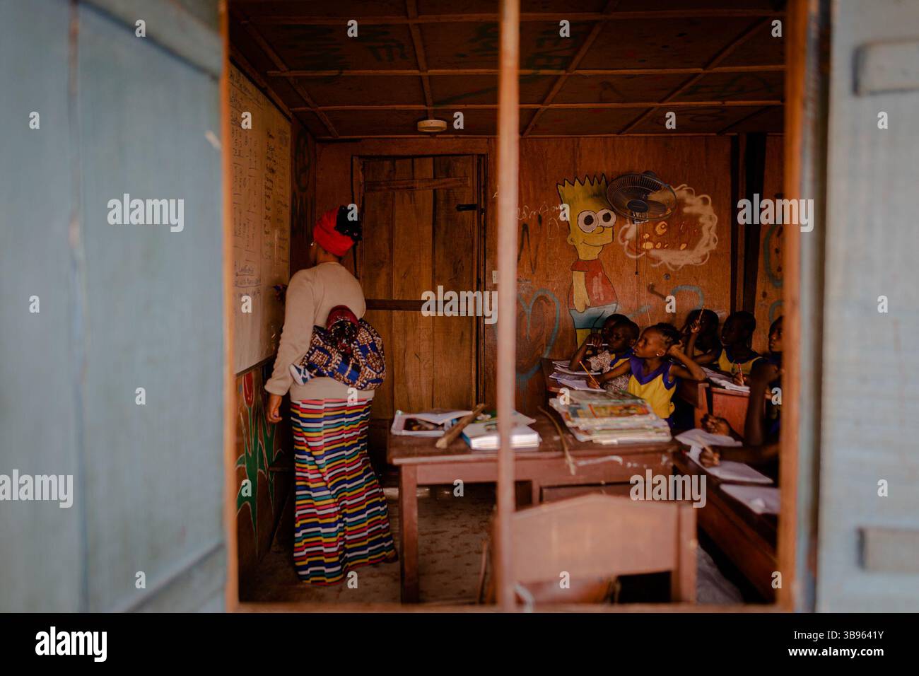 26 janvier 2022, Lagos, Nigeria : cette vague d’abandons scolaires menace d’être une longue balle et une chaîne pour le pays. Au-delà des conséquences économiques, pensons aussi aux implications sociales et sécuritaires : l'analphabétisme est le principal carburant de l'intolérance. Le Nigeria en sait quelque chose avec l'organisation terroriste Boko Haram'', prévient Osayi Izedonmwen, entrepreneur social dans le secteur de l'éducation. (Crédit image : © Sadak Souici/ZUMA Press Wire) Banque D'Images