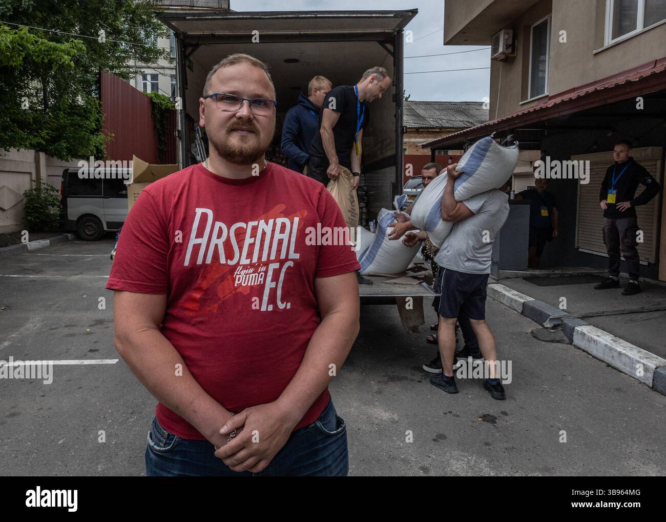 5 juin 2022, Kharkiv, Ukraine : Stanislav Shryayev a organisé une association pour distribuer de l'aide alimentaire dans les zones bombardées de Kharkiv. Des centaines de milliers d'habitants de la ville auraient été rendus sans abri par les grèves russes. (Crédit image : © Sadak Souici/ZUMA Press Wire) Banque D'Images