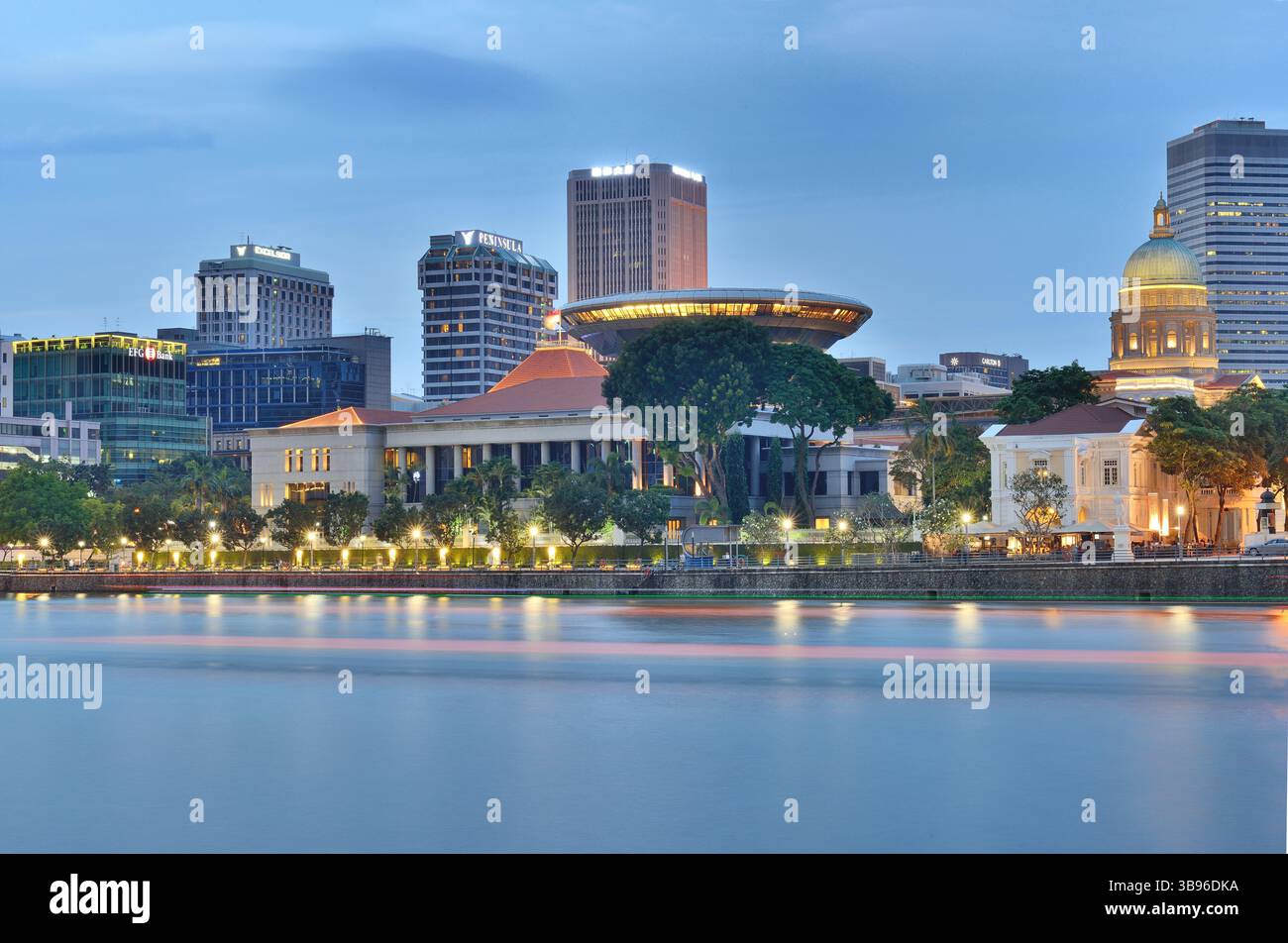 Le Parlement et le bâtiment de la Cour suprême vus depuis Boat Quay à Singapour. Banque D'Images