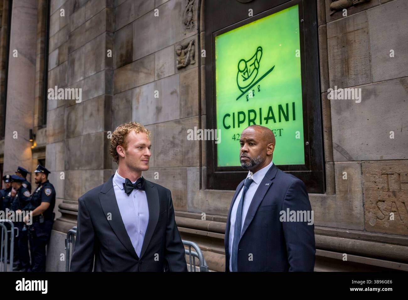 New York, États-Unis. 07 mai 2025. NEW YORK, NEW YORK - 7 MAI : Daniel Penny, vétéran du corps des Marines, entre dans la 42e rue de Cipriani lors du « blocus des MAGA Millionaire » devant l'espace événementiel le 7 mai 2025 à New York. Les organisateurs de la manifestation ont déclaré que l'action était de dénoncer la collecte de fonds pour le conservateur Manhattan Institute, où les tables étaient au prix de $15 000 à $250,000. (Photo de Michael Nigro/Sipa USA) crédit : Sipa USA/Alamy Live News Banque D'Images