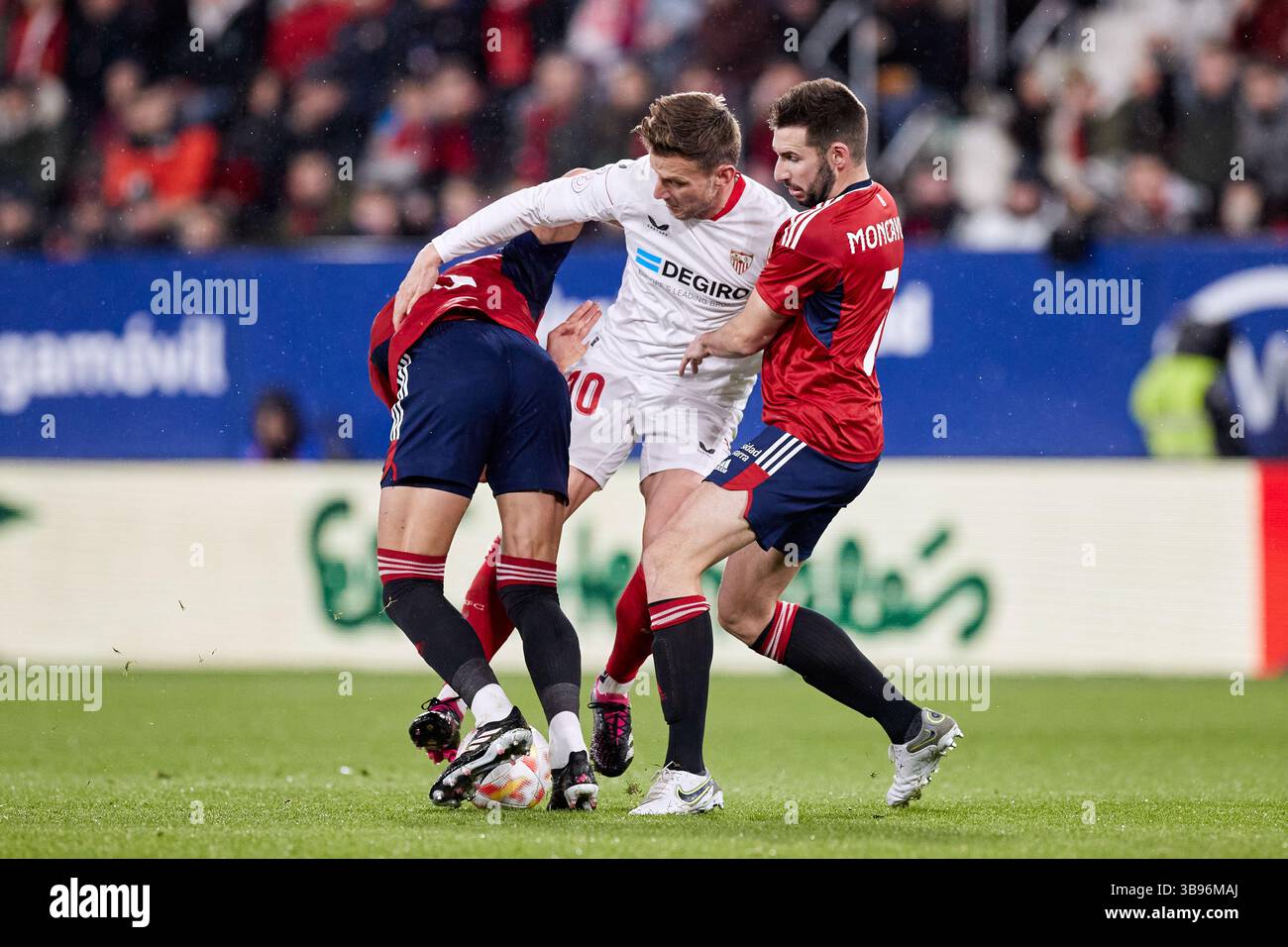 25 janvier 2023, PAMPELUNE, NAVARRE, ESPAGNE : Ivan Rakitic du Sevilla FC concourt pour le ballon avec Lucas Torro et Jon Moncayola du CA Osasuna lors de la Copa Del Rey Quarter final match entre LE CA Osasuna et le Sevilla FC à El Sadar le 25 janvier 2023, à Pampelune, Espagne. (Crédit image : © Ricardo Larreina/AFP7 via ZUMA Press Wire) Banque D'Images