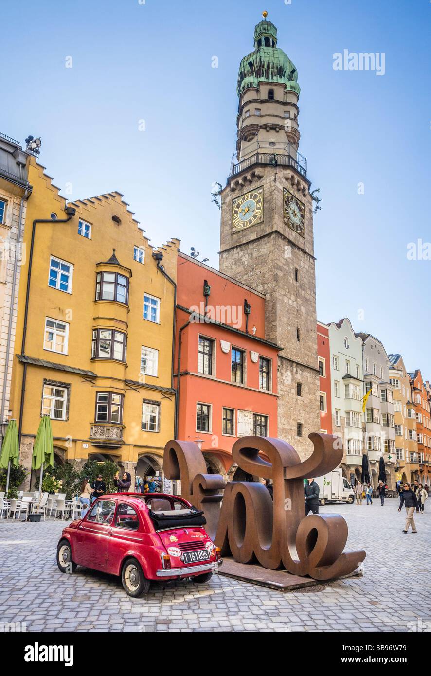 Une Fiat Cinquecento classique compensant l'acier rouillé Love Hate Ambigram sculpture de Mia Florentine Weiss exposée à nouveau dans la vieille ville d'Insbruck Banque D'Images